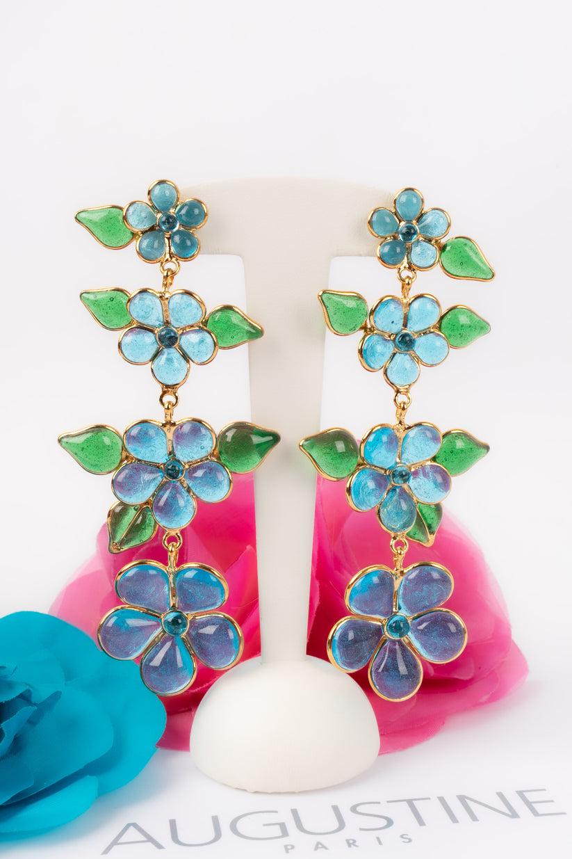 Boucles d'oreilles Augustine en métal doré avec pâte de verre bleu clair en vente 3