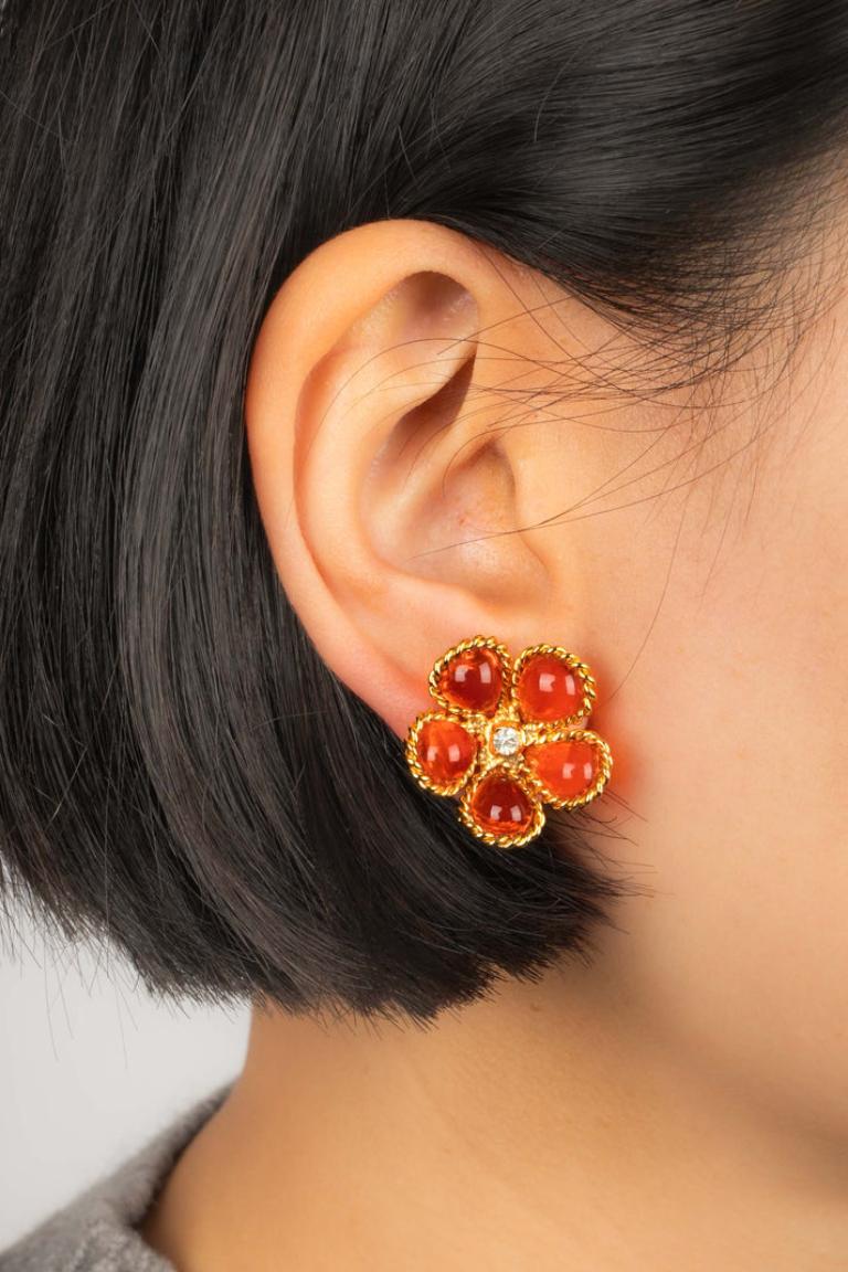 AUGUSTINE - (Fabriqué en France) Boucles d'oreilles en métal doré avec pâte de verre orange.

Informations complémentaires :
Condit : Très bon état.
Dimensions : Diamètre : 2 cm

Référence du vendeur : BO389