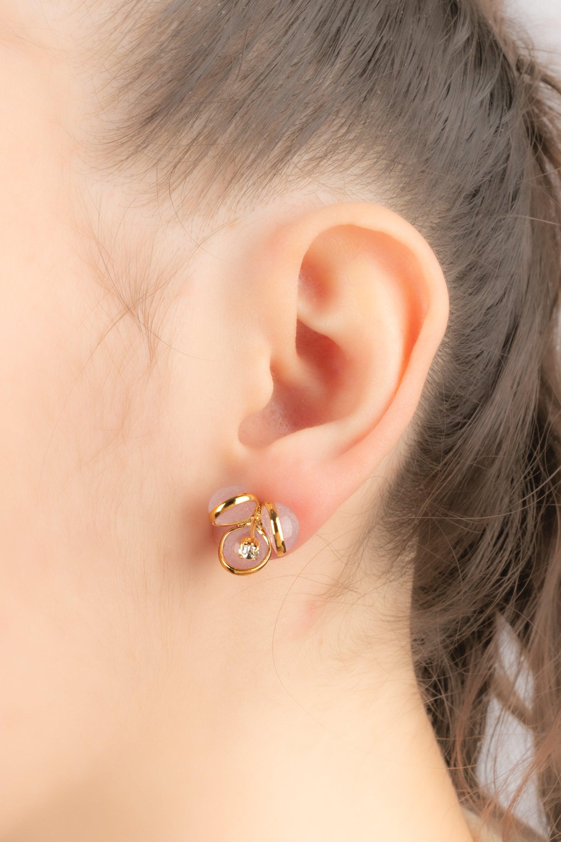 Augustine - (Fabriquée en France) Boucles d'oreilles en métal doré avec strass et pâte de verre rose.

Informations complémentaires :
Condit : Très bon état.
Dimensions : Hauteur : 1.5 cm

Référence du vendeur : BO320