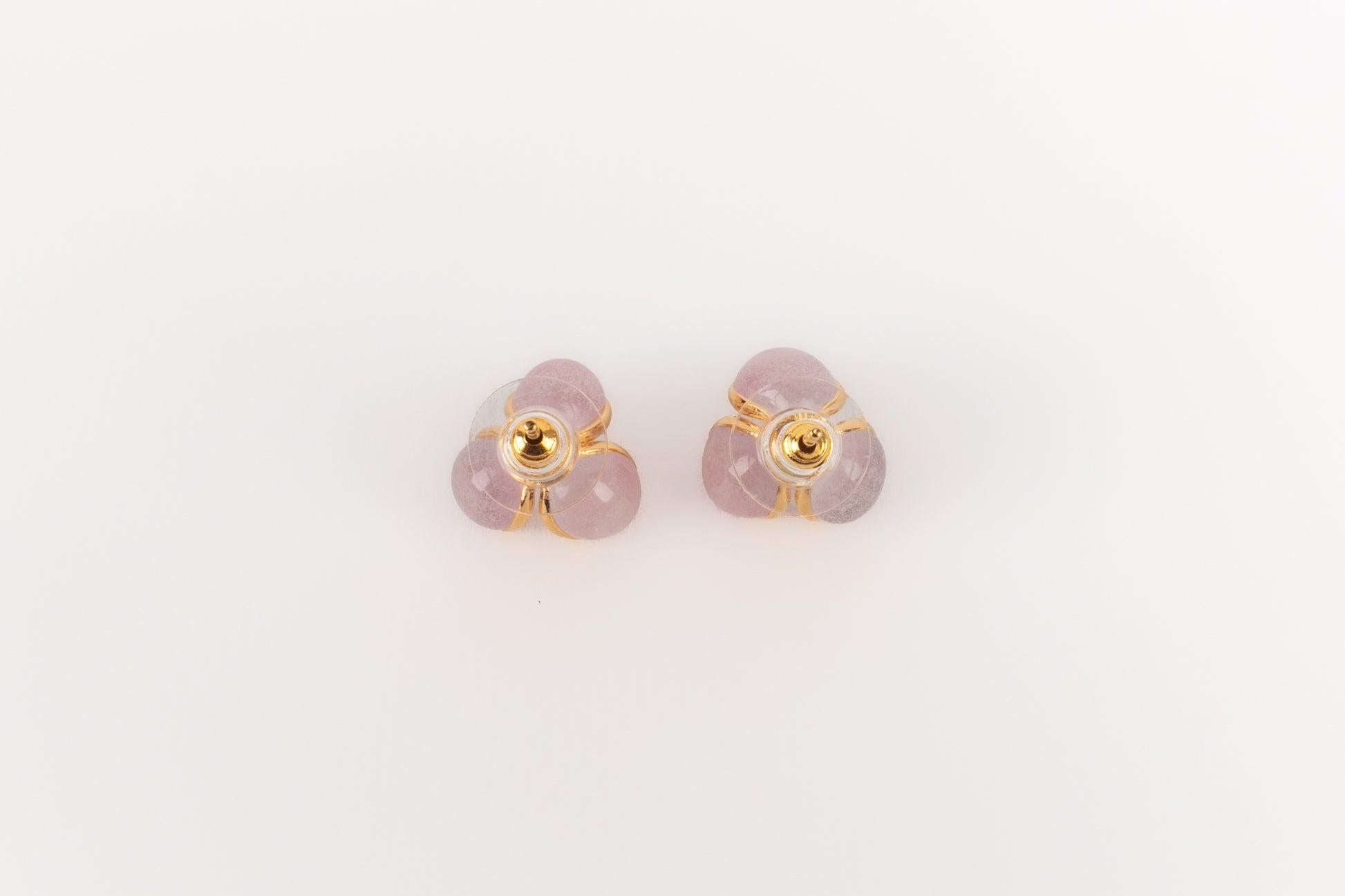 Boucles d'oreilles Augustine en métal doré avec pâte de verre rose Excellent état - En vente à SAINT-OUEN-SUR-SEINE, FR