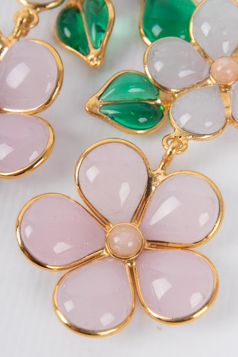 Boucles d'oreilles Augustine en métal doré avec pâte de verre rose Pour femmes en vente