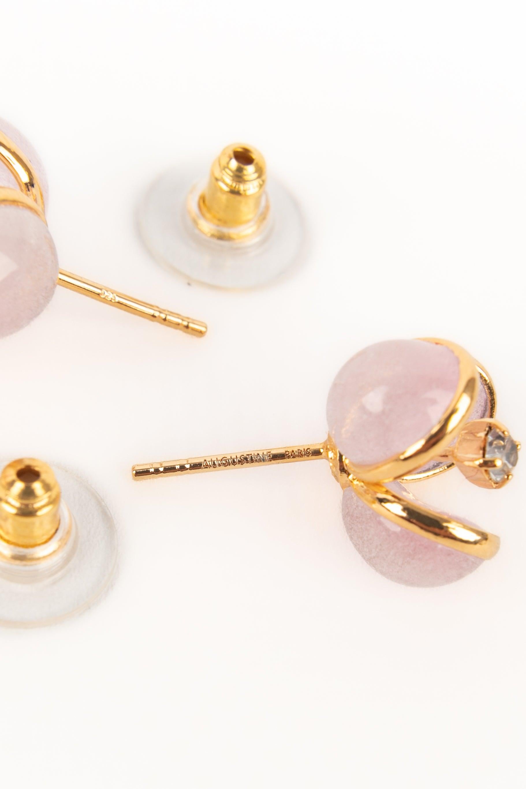 Boucles d'oreilles Augustine en métal doré avec pâte de verre rose Pour femmes en vente