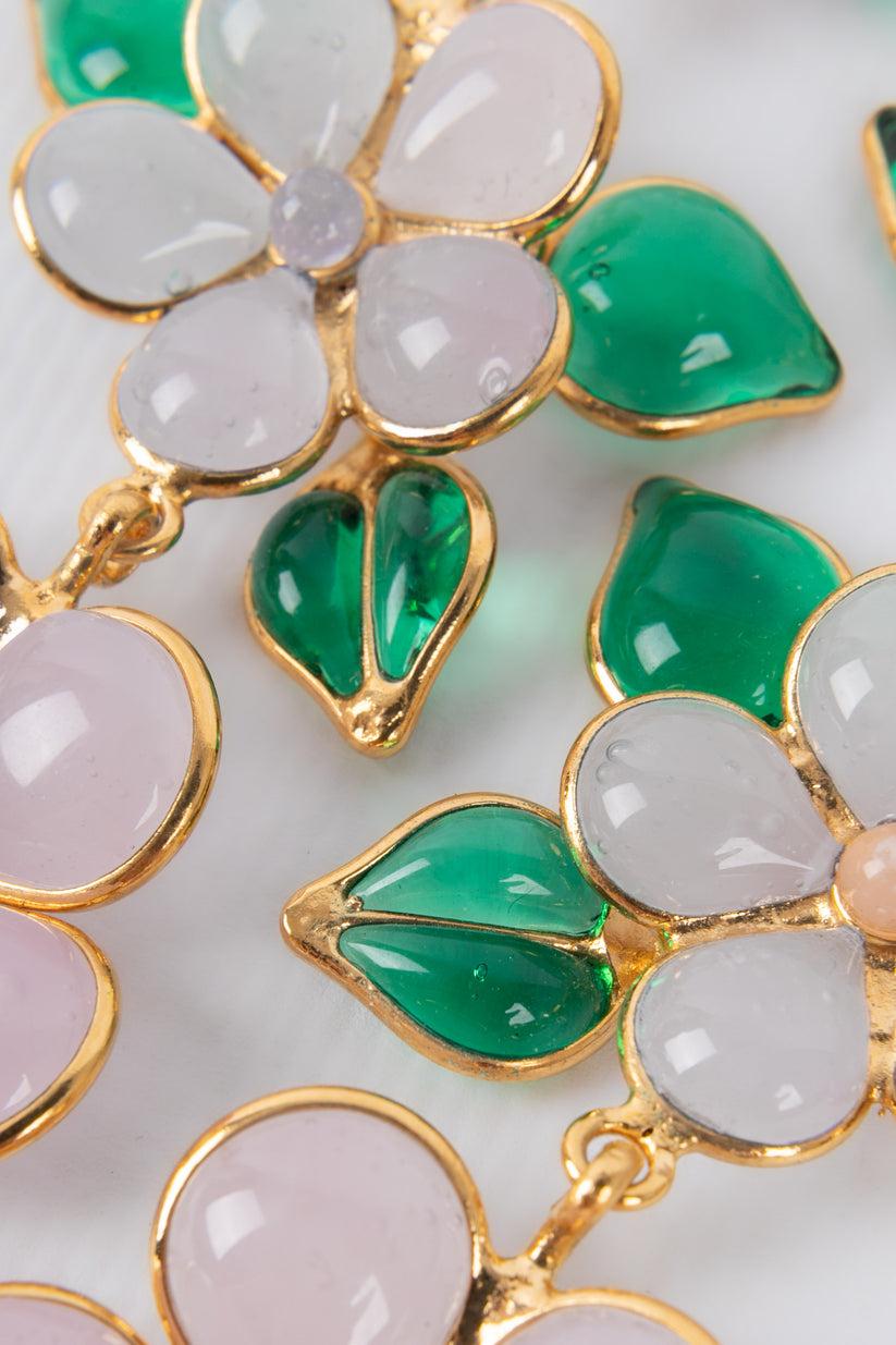 Boucles d'oreilles Augustine en métal doré avec pâte de verre rose en vente 1