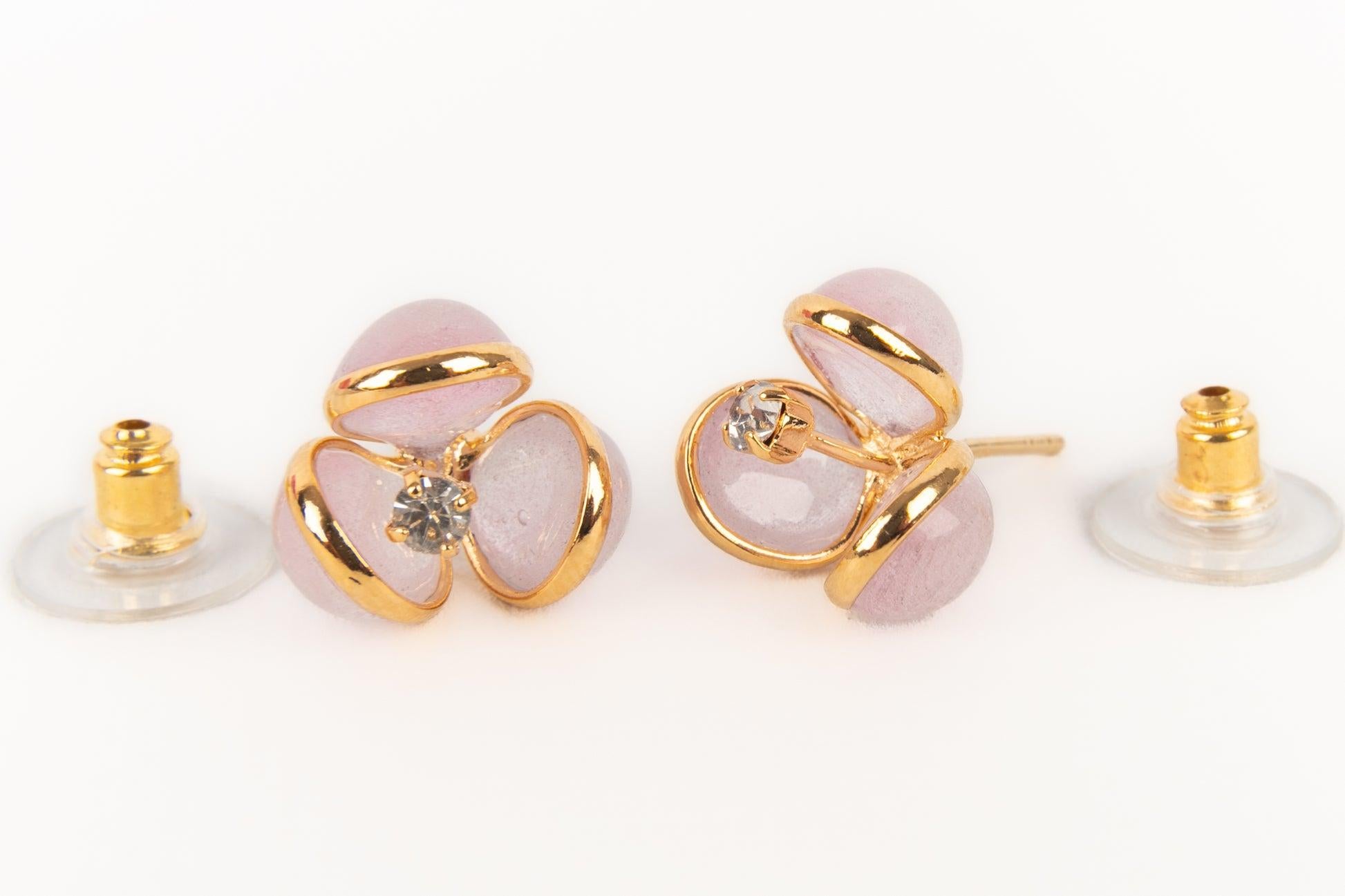 Boucles d'oreilles Augustine en métal doré avec pâte de verre rose en vente 1