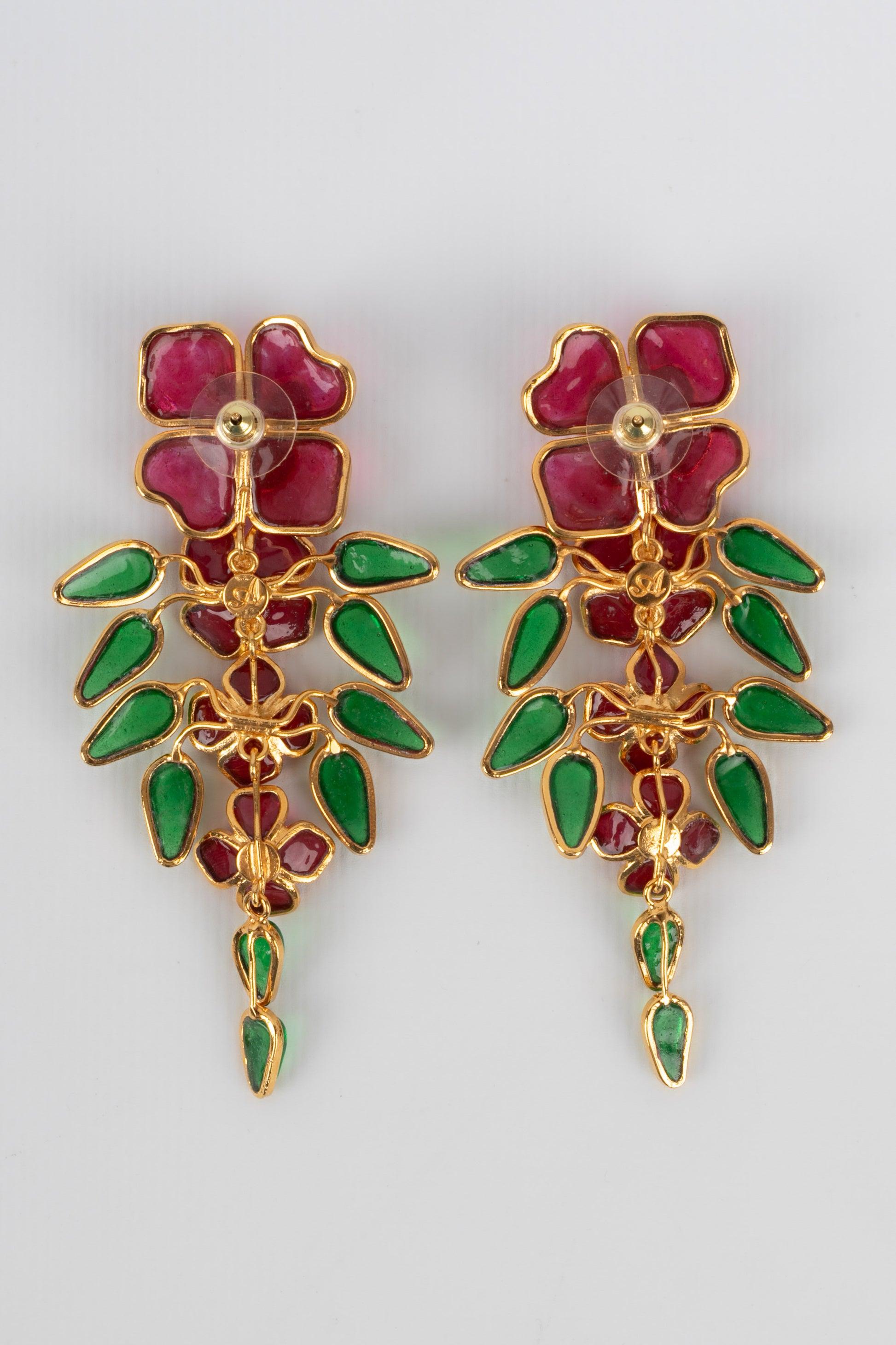 Augustine Golden Metal Earrings with Pink Glass Paste For Sale 2