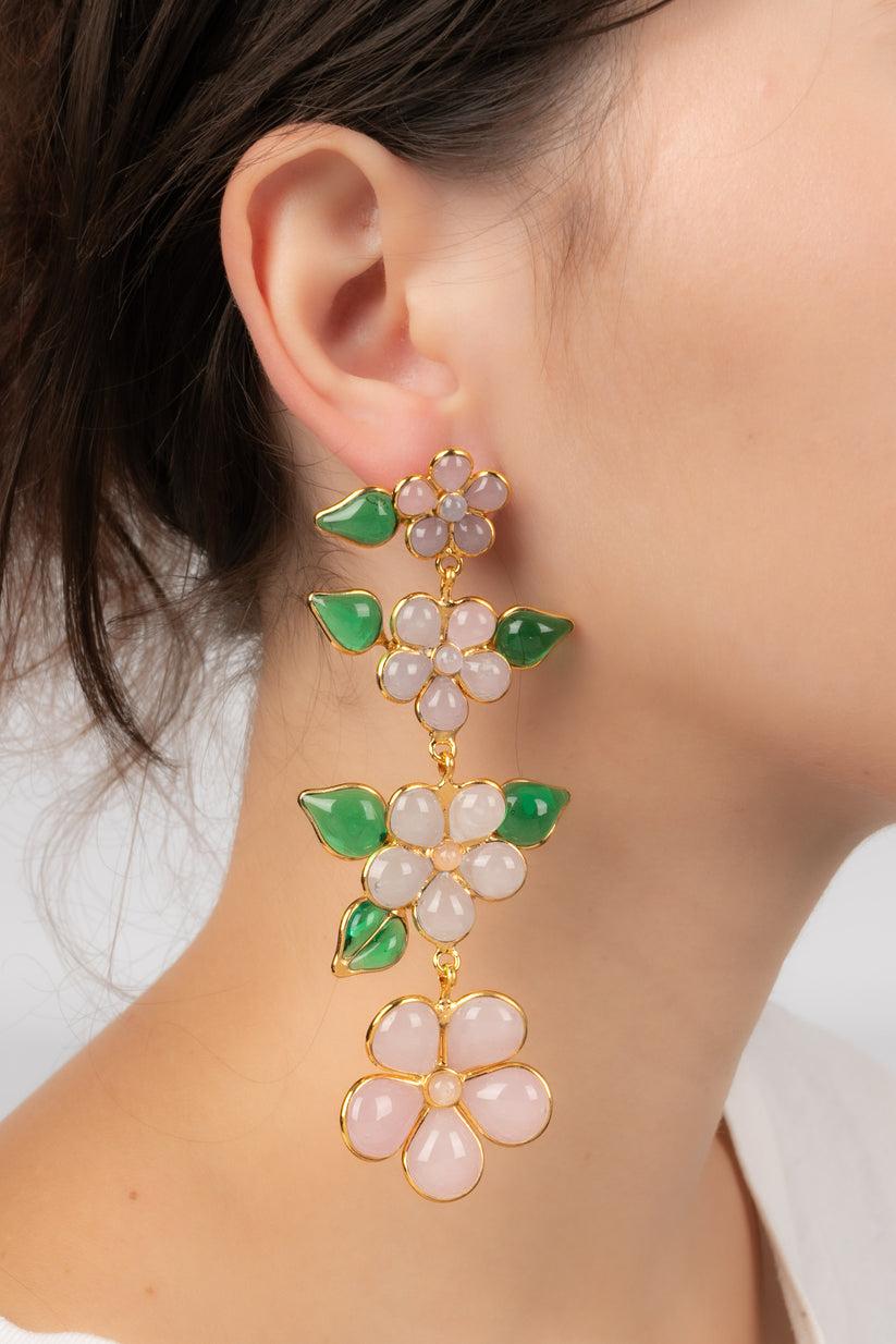 Boucles d'oreilles Augustine en métal doré avec pâte de verre rose en vente 2
