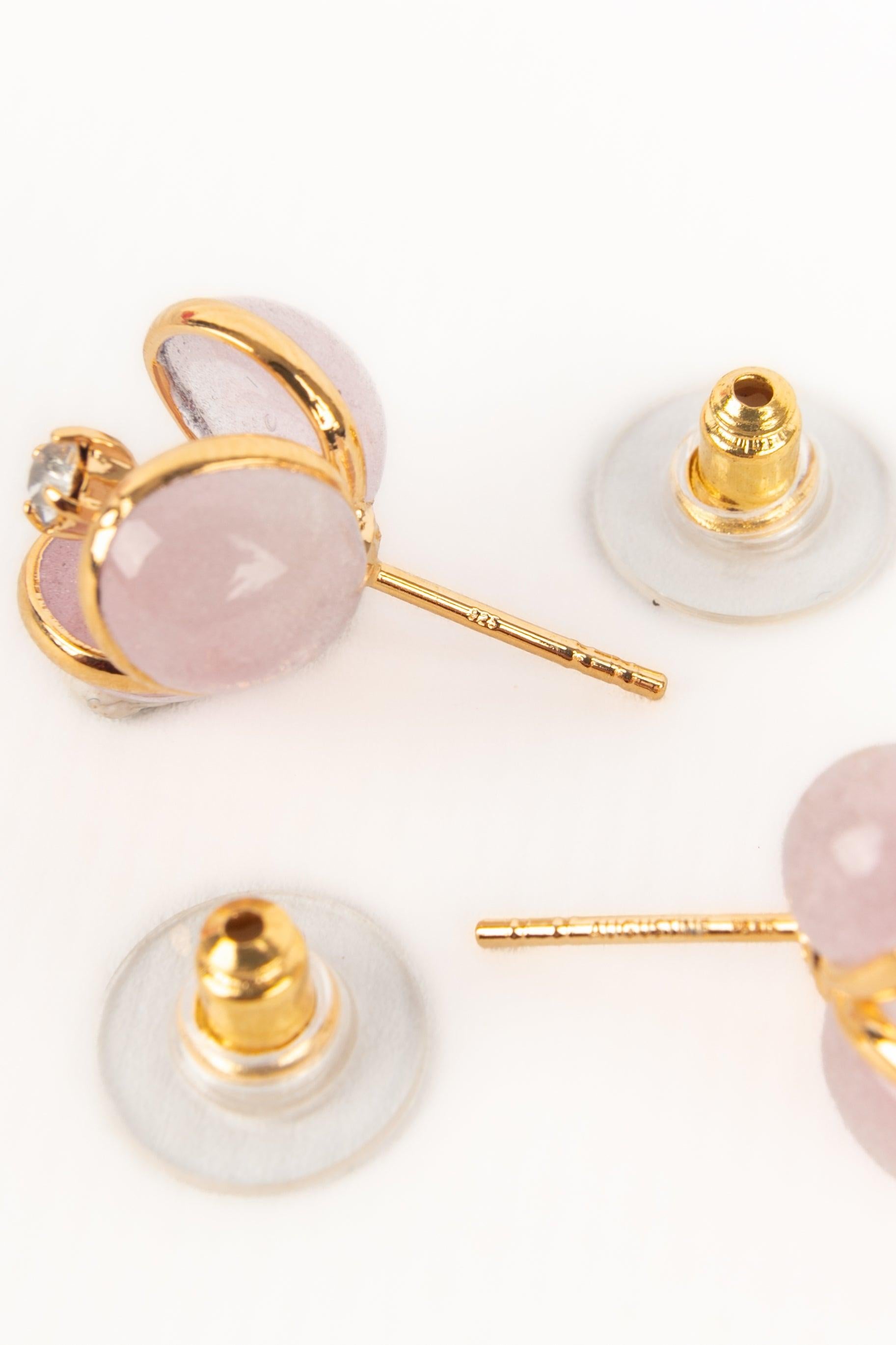 Boucles d'oreilles Augustine en métal doré avec pâte de verre rose en vente 2