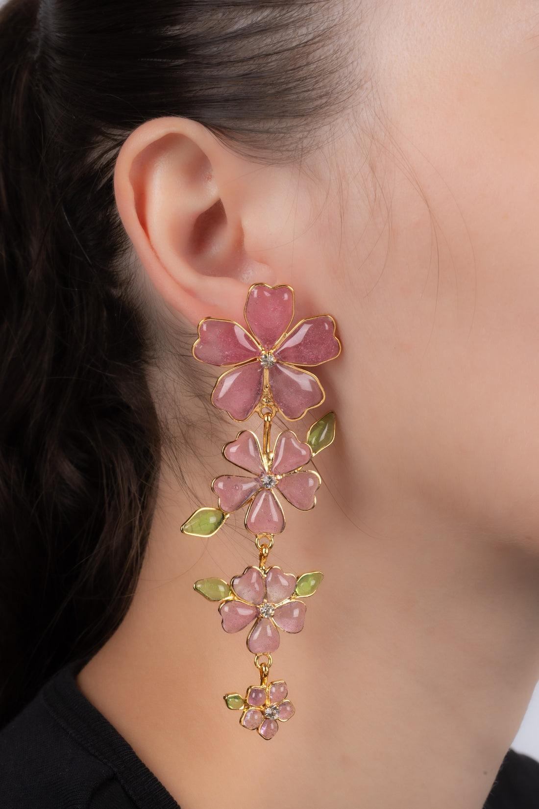 Augustine - Golden metal earrings with pink transparent glass paste.

Additional information:
Condition: Very good condition
Dimensions: Length: 9.5 cm

Seller Reference: BO250