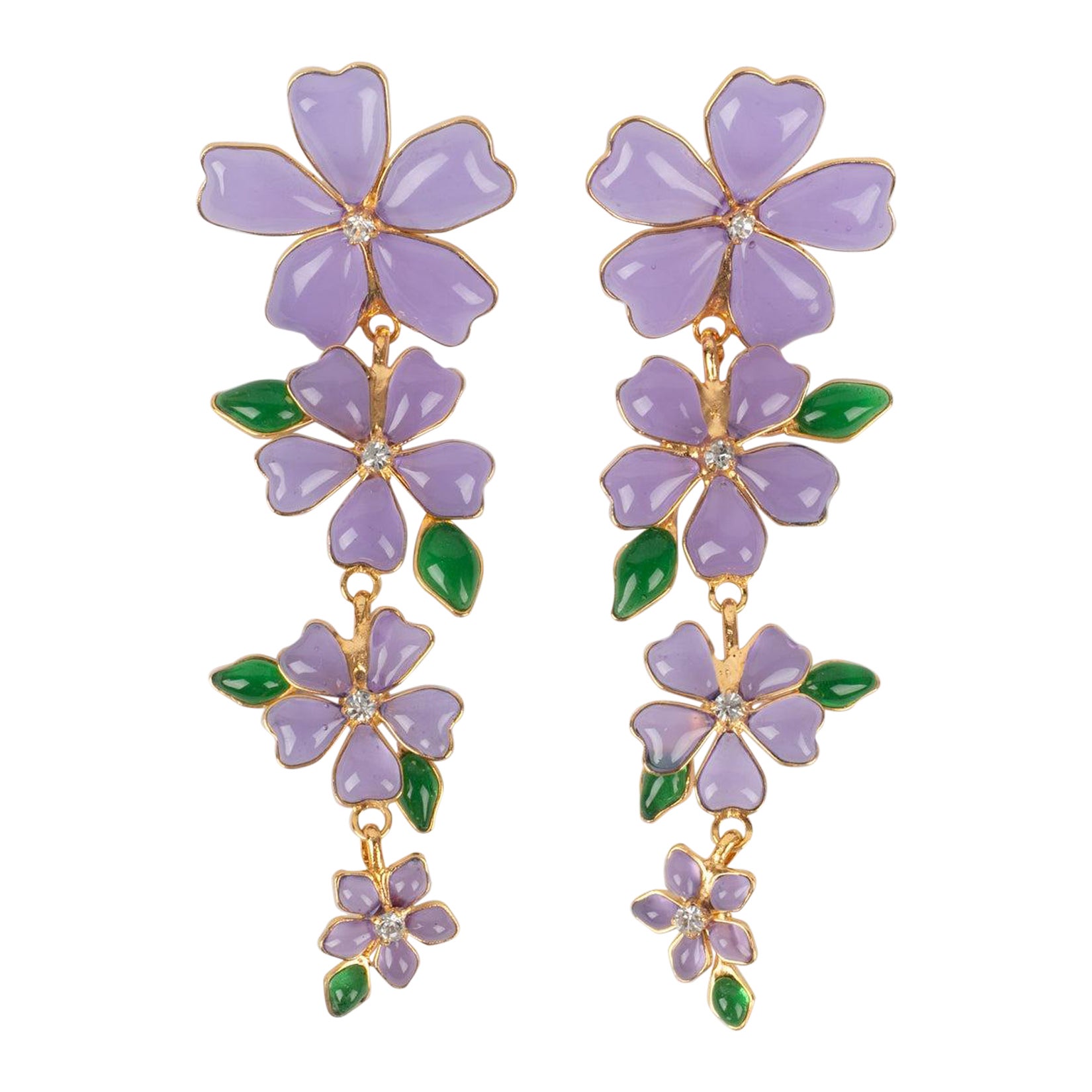 Boucles d'oreilles Augustine en métal doré avec pâte de verre violette en vente