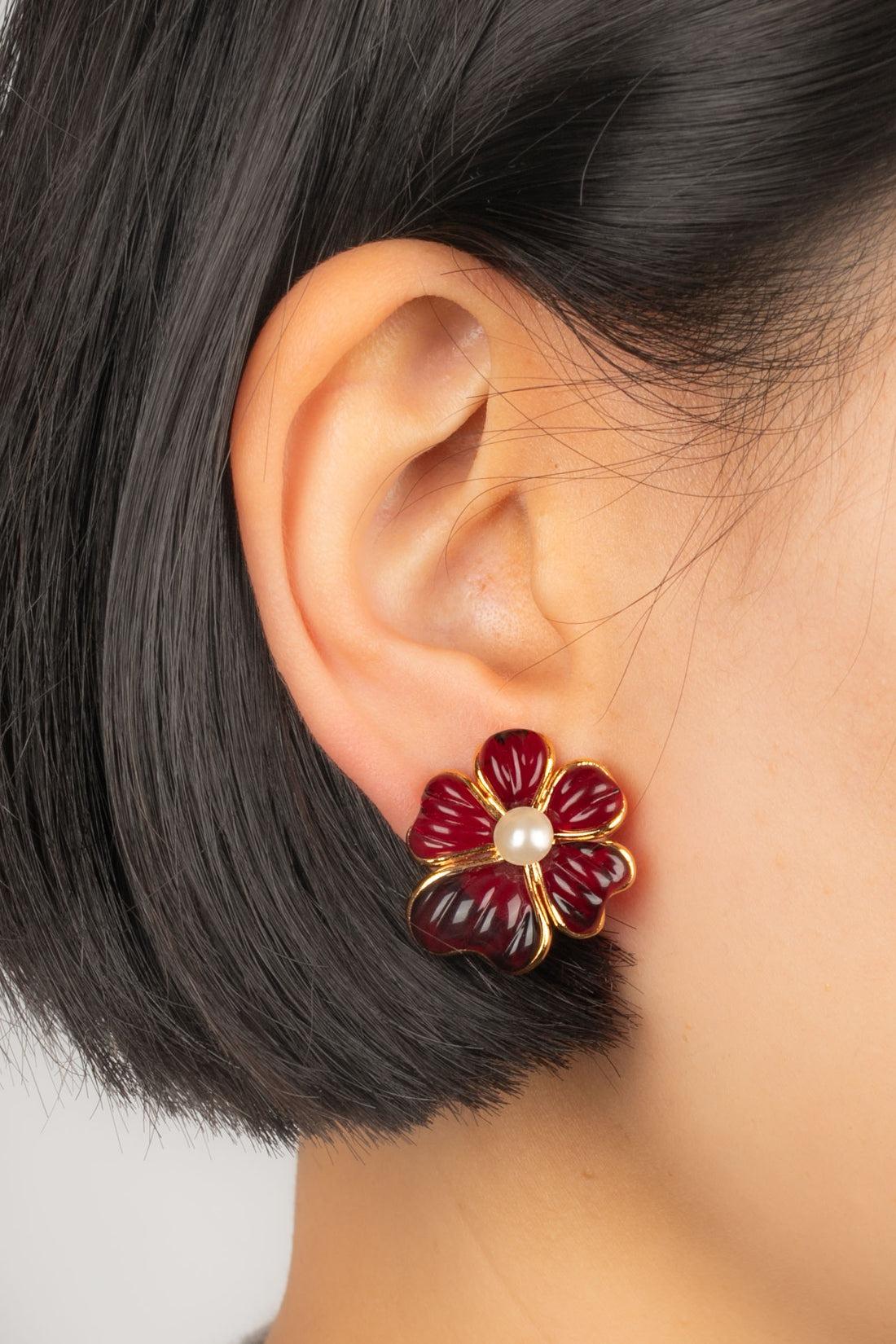 AUGUSTINE - (Made in France) Golden metal earrings with red glass paste and costume pearly cabochon.

Additional information:
Condition: Very good condition
Dimensions: Height: 2.5 cm

Seller Reference: BO384