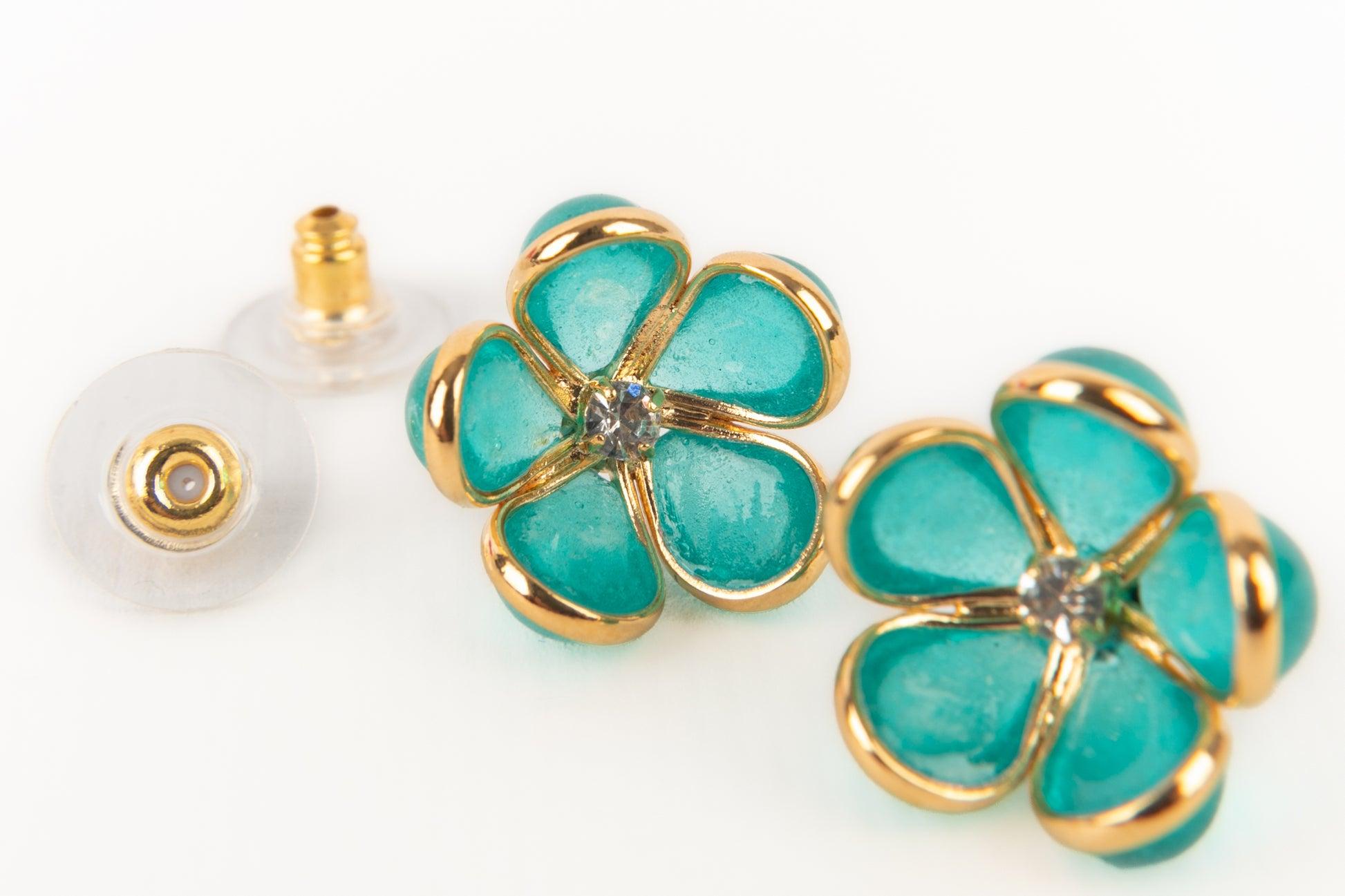 Boucles d'oreilles Augustine en métal doré avec strass et pâte de verre bleue en vente 1