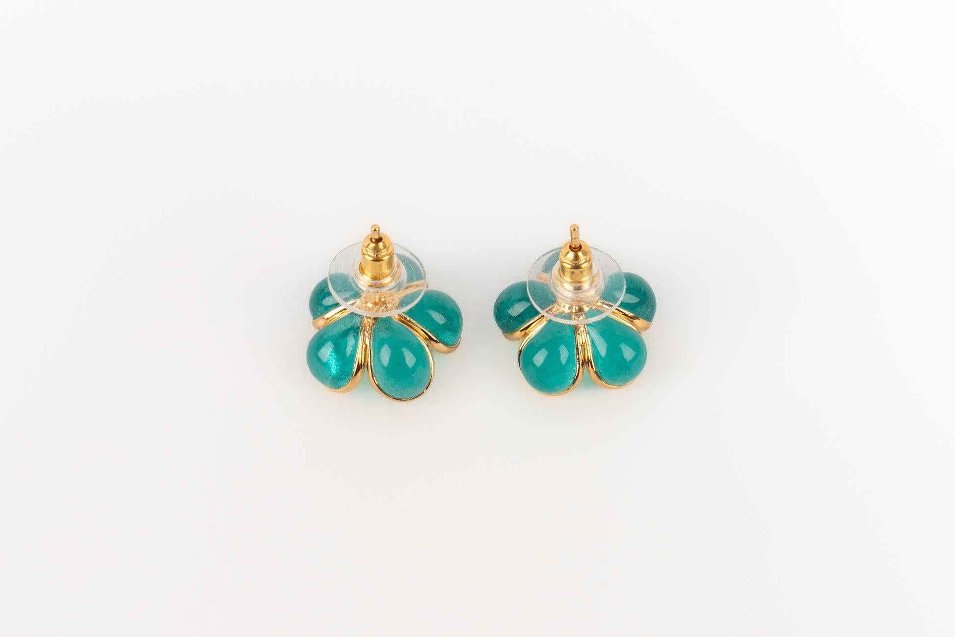 Boucles d'oreilles Augustine en métal doré avec strass et pâte de verre bleue en vente 2