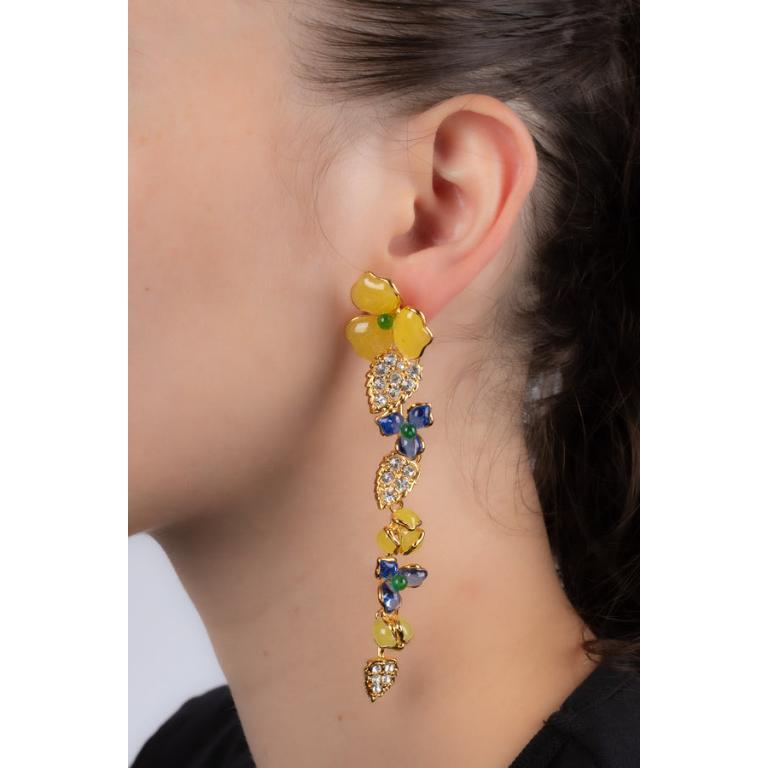 Augustine - Boucles d'oreilles en métal doré avec strass et pâte de verre dans les tons jaunes et bleus.

Informations complémentaires :
Condit : Très bon état.
Dimensions : Longueur : 11 cm

Référence du vendeur : BO318

