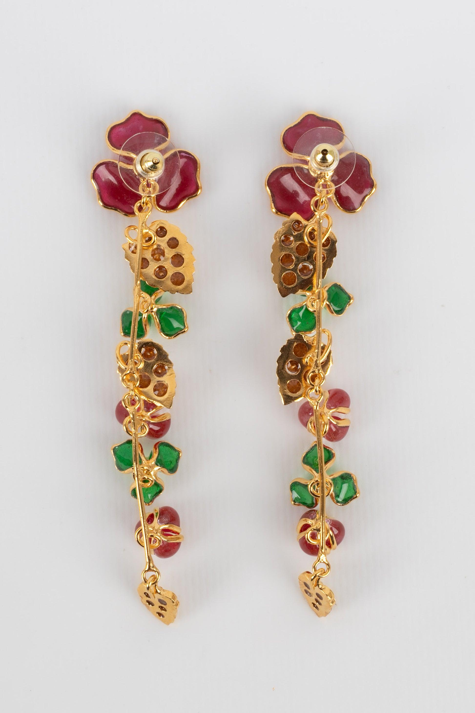Augustine - Golden metal earrings with rhinestones and glass paste in pink and green tones.

Additional information:
Condition: Very good condition
Dimensions: Length: 11 cm

Seller Reference: BO320
