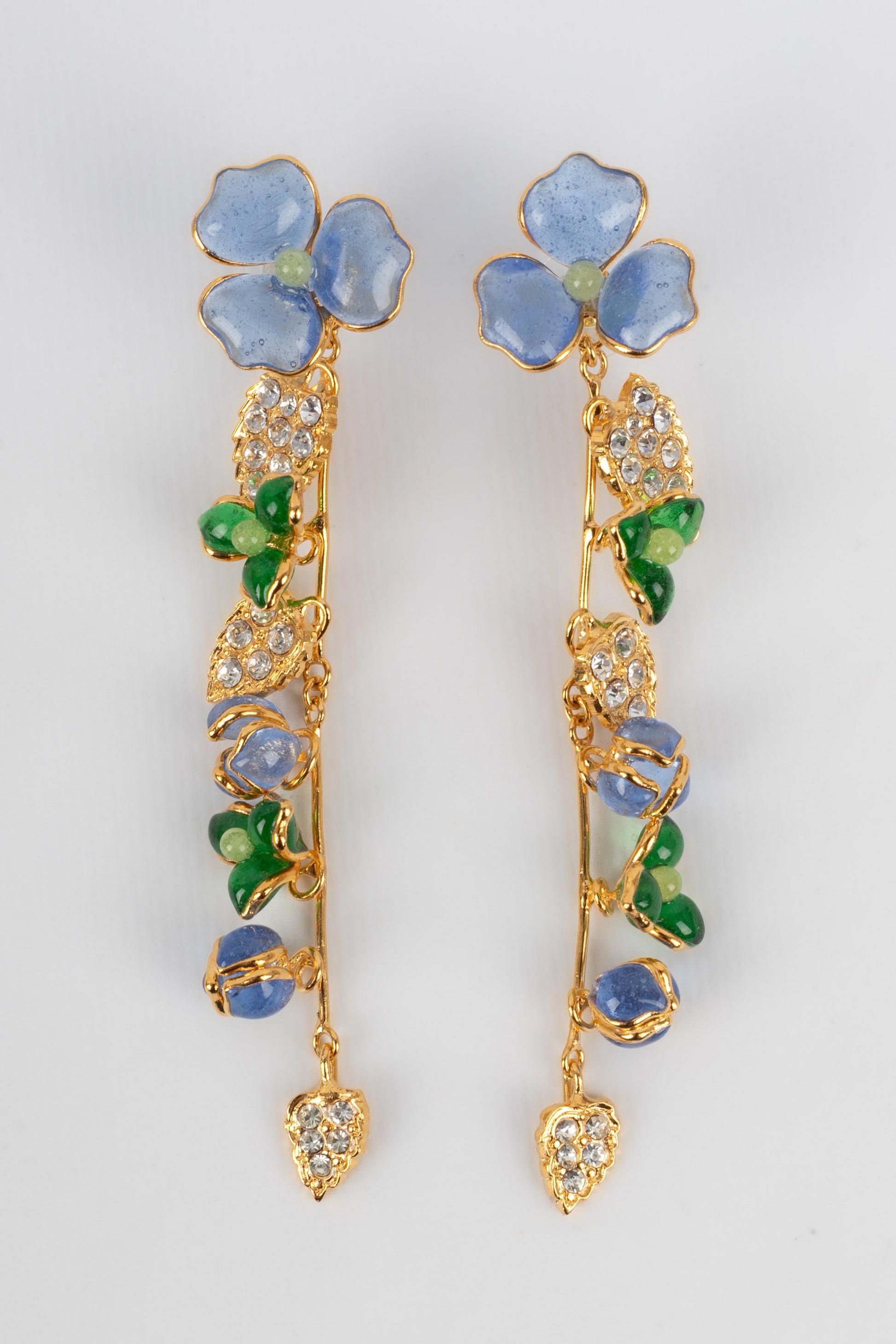 Women's Augustine Golden Metal Earrings with Rhinestones and Glass Paste For Sale