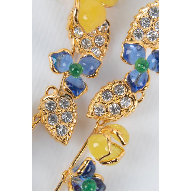 Boucles d'oreilles Augustine en métal doré avec strass et pâte de verre en vente 2