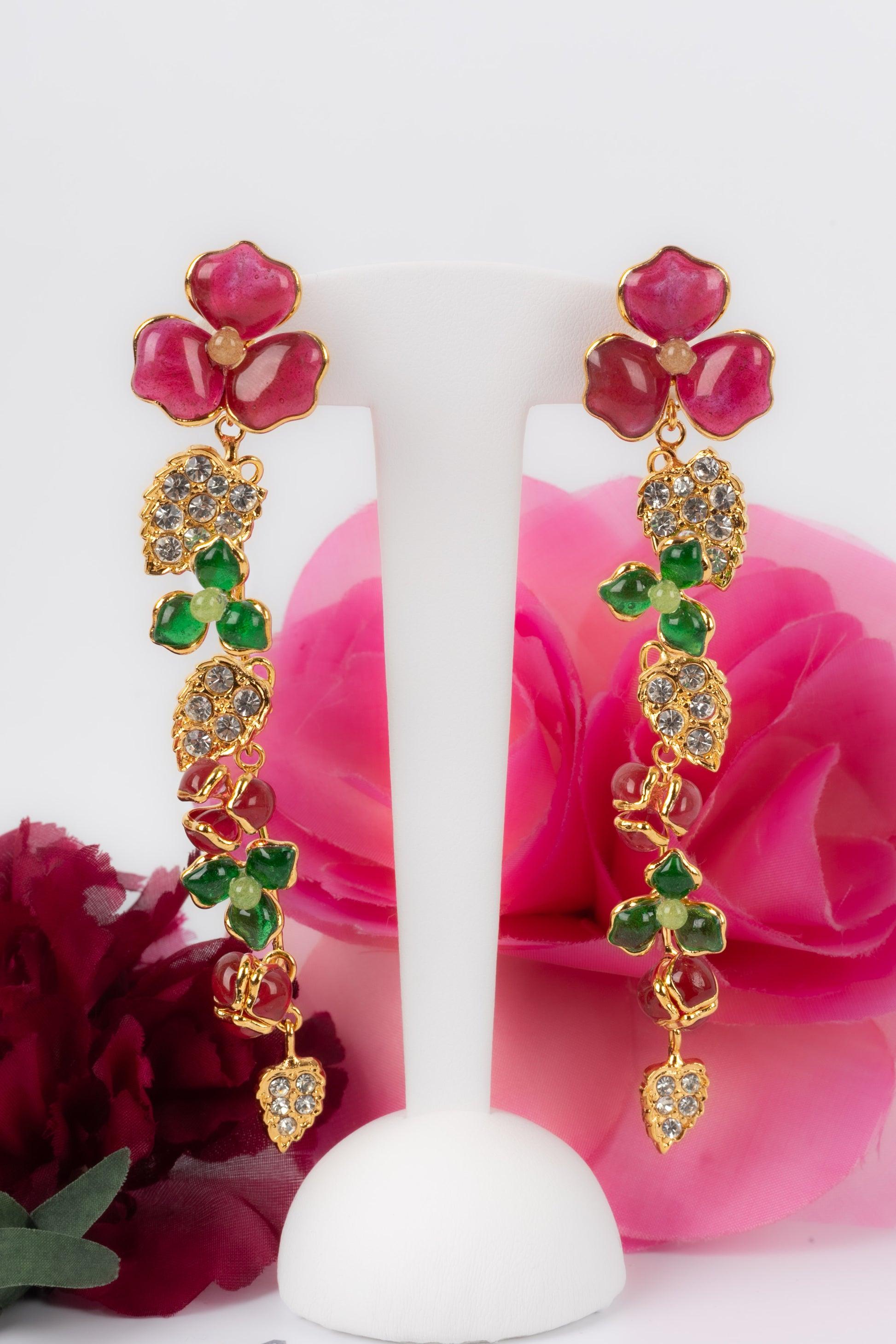 Augustine Golden Metal Earrings with Rhinestones and Glass Paste For Sale 2