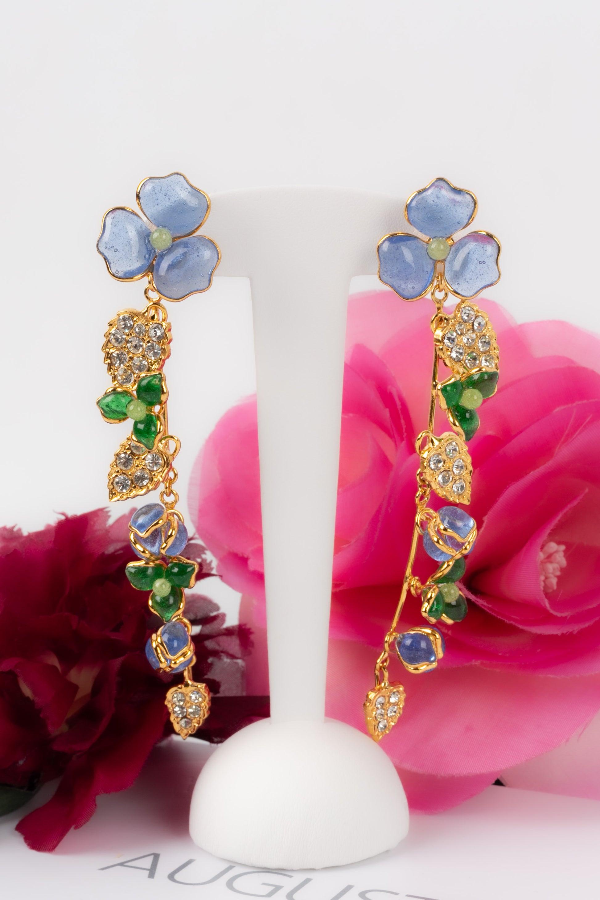 Augustine Golden Metal Earrings with Rhinestones and Glass Paste For Sale 3