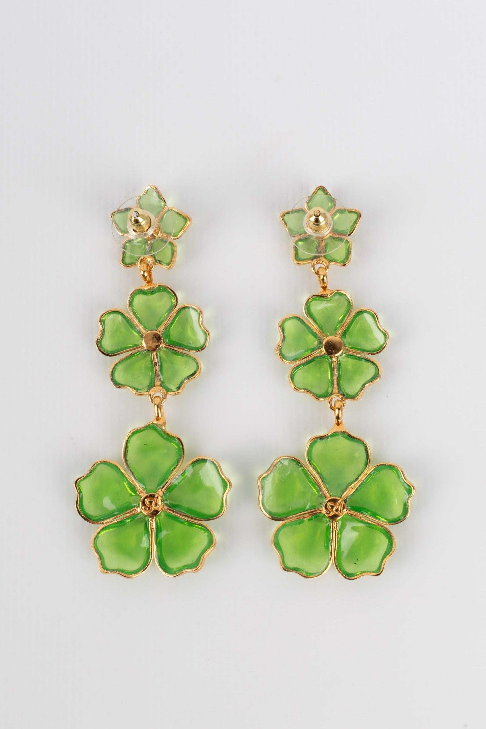 Augustine - Golden metal earrings with rhinestones and light green glass paste.

Additional information:
Condition: Very good condition
Dimensions: Height: 7.5 cm

Seller Reference: BO287