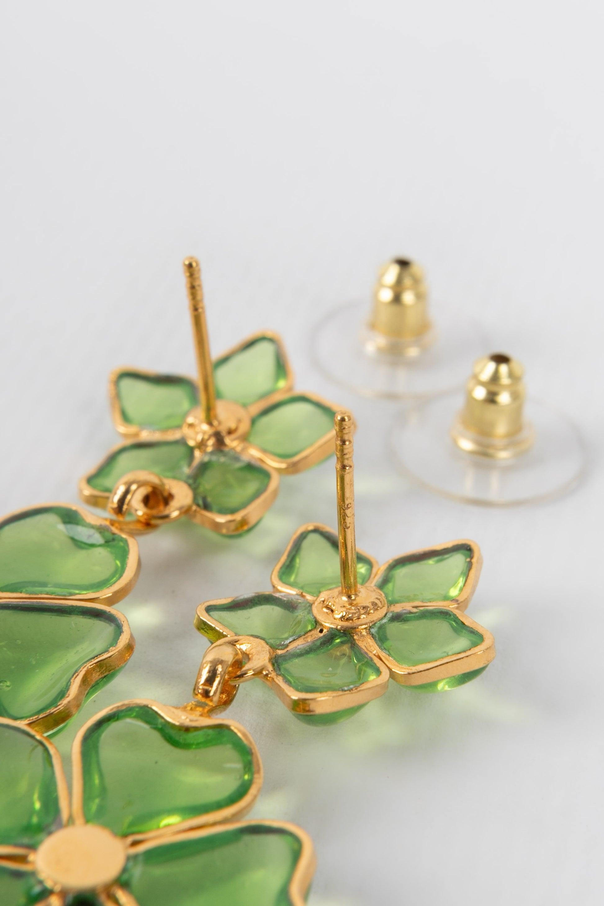 Women's Augustine Golden Metal Earrings with Rhinestones and Light Green Glass Paste For Sale