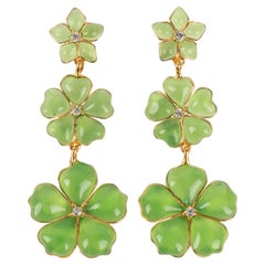 Pendientes Augustine de metal dorado con brillantes y pasta de vidrio verde claro