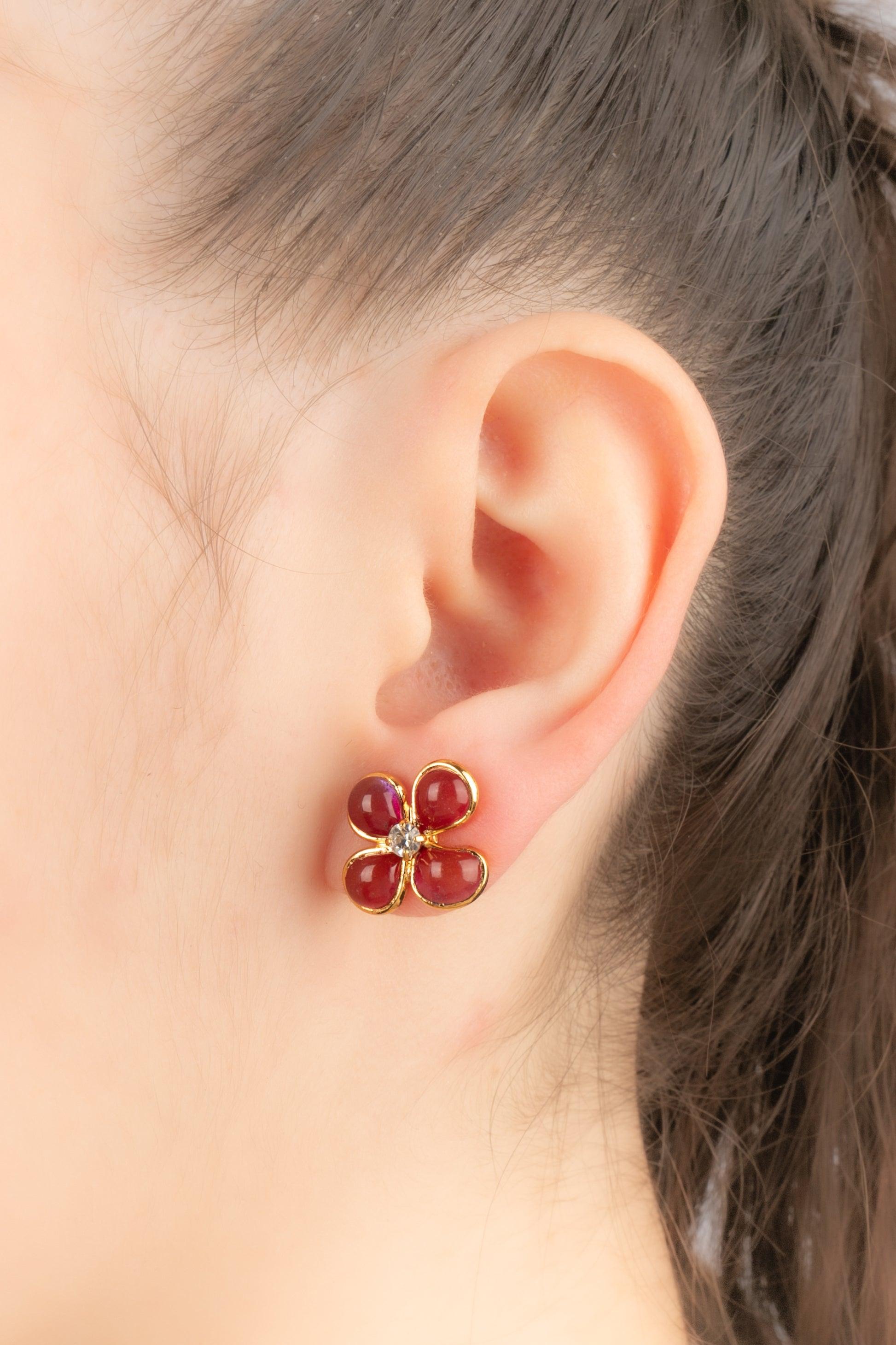 Augustine - (Made in France) Golden metal earrings with rhinestones and pink glass paste.

Additional information:
Condition: Very good condition
Dimensions: Height: 1.3 cm

Seller Reference: BO422