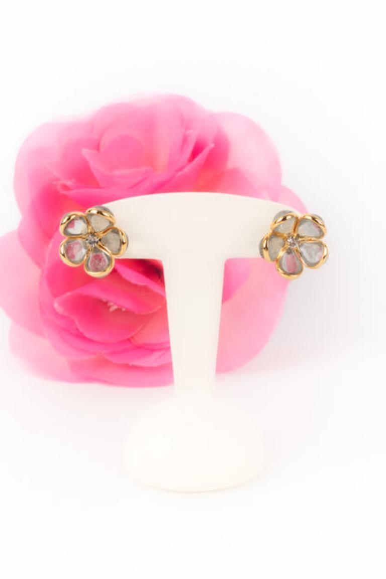 Orecchini in metallo dorato Augustine con strass in vendita 3