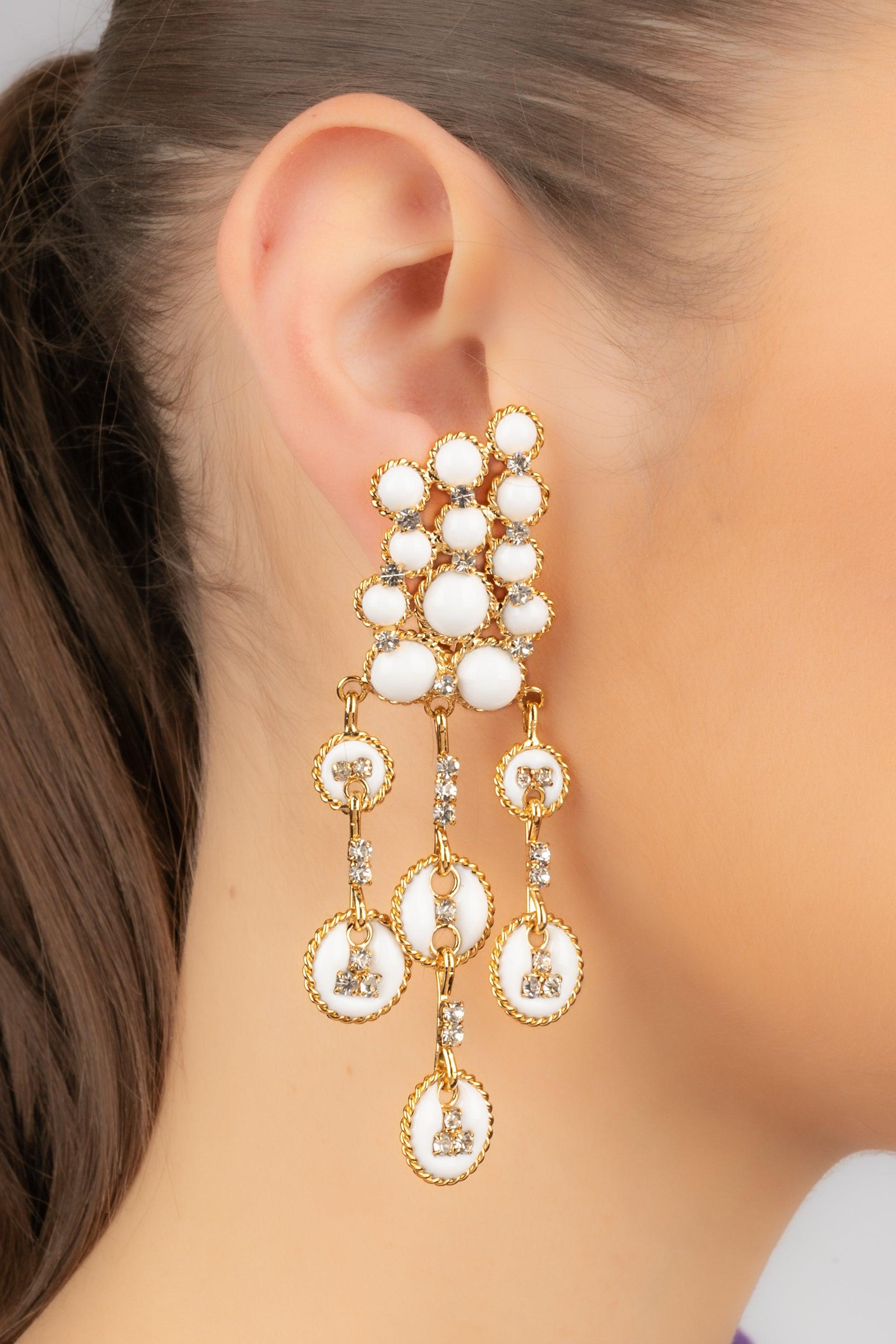 Augustine - (Made in France) Orecchini in metallo dorato con pasta di vetro bianca e strass.

Informazioni aggiuntive:
Condizioni: Ottime condizioni
Dimensioni: Altezza: 10 cm

Riferimento del venditore: BO299