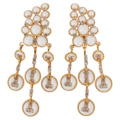 Pendientes Augustine de metal dorado con pasta de vidrio blanca