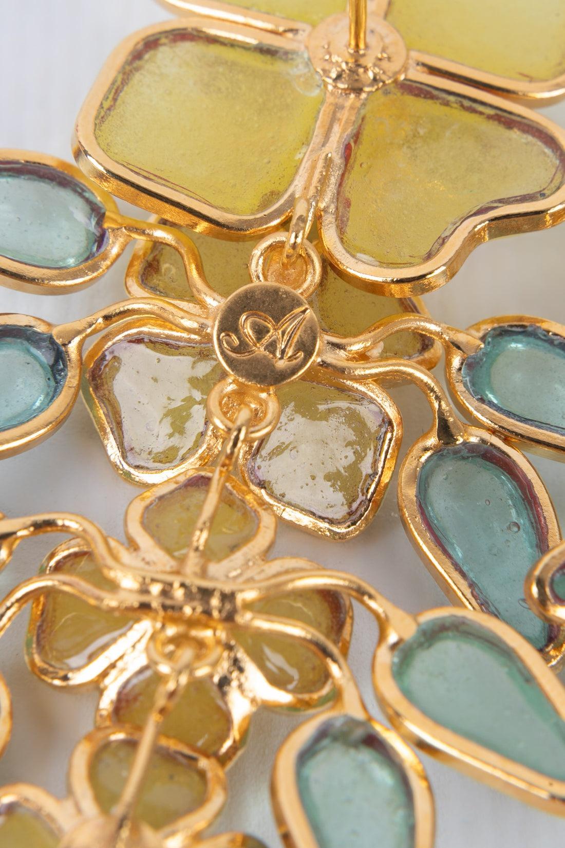 Boucles d'oreilles Augustine en métal doré avec pâte de verre jaune en vente 2