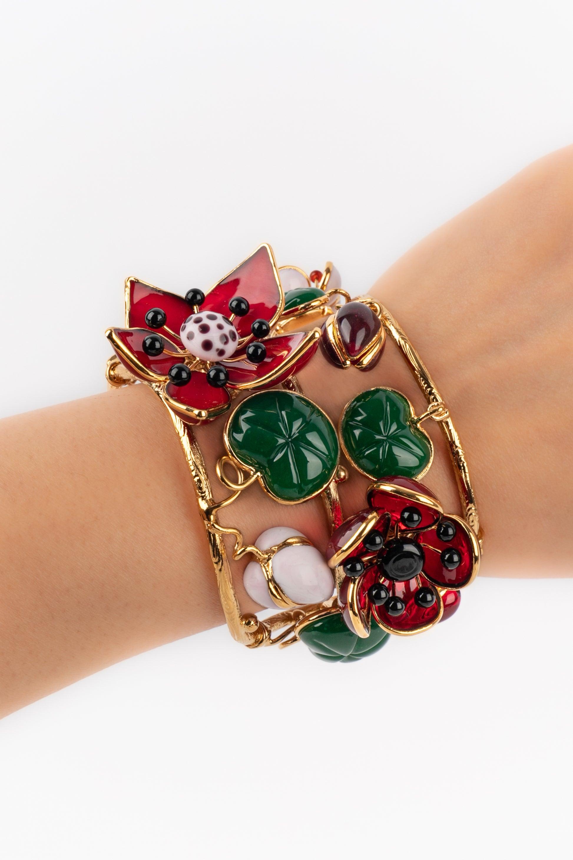 Augustine - (Made in France) Bracciale in metallo dorato con fiori in pasta di vetro rossi e rosa.

Informazioni aggiuntive:
Condizioni: Ottime condizioni
Dimensioni: Circonferenza: 14 cm - Apertura: 2,5 cm - Larghezza: 5 cm

Riferimento del