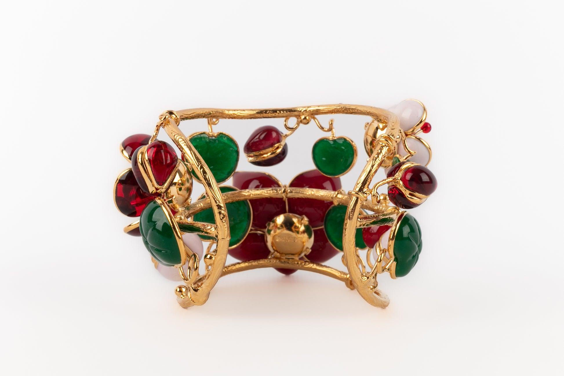 Donna Bracciale Augustine con fiori in metallo dorato in vendita