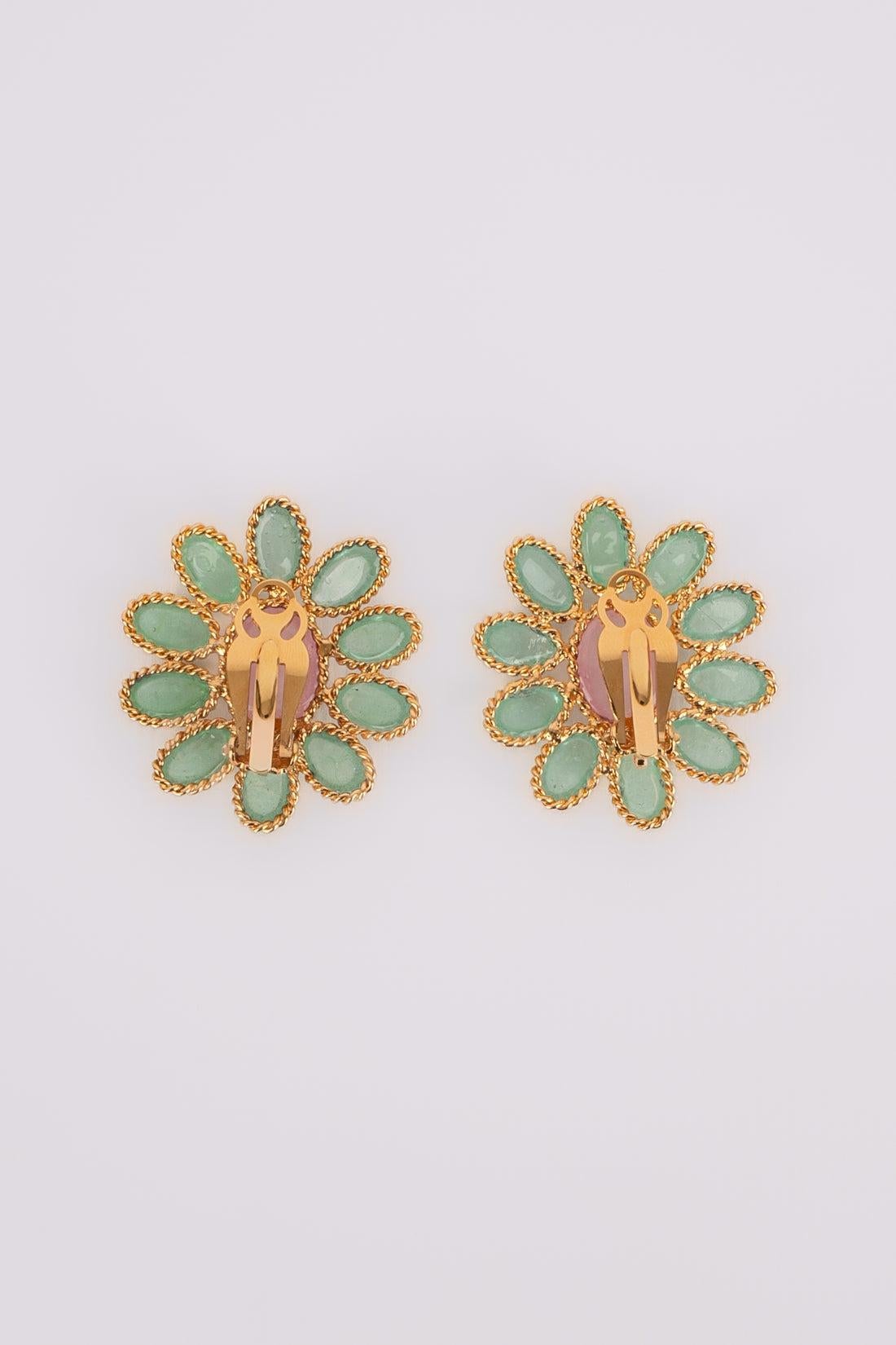 Donna Orecchini a clip a forma di fiore in metallo dorato Augustine in vendita