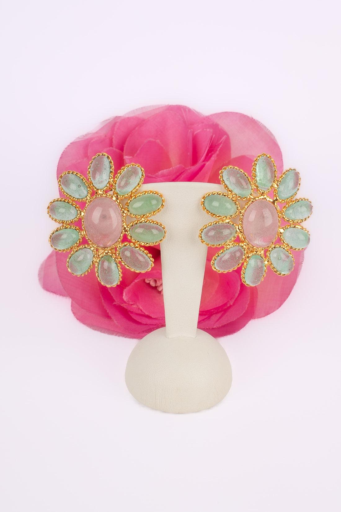 Orecchini a clip a forma di fiore in metallo dorato Augustine in vendita 2