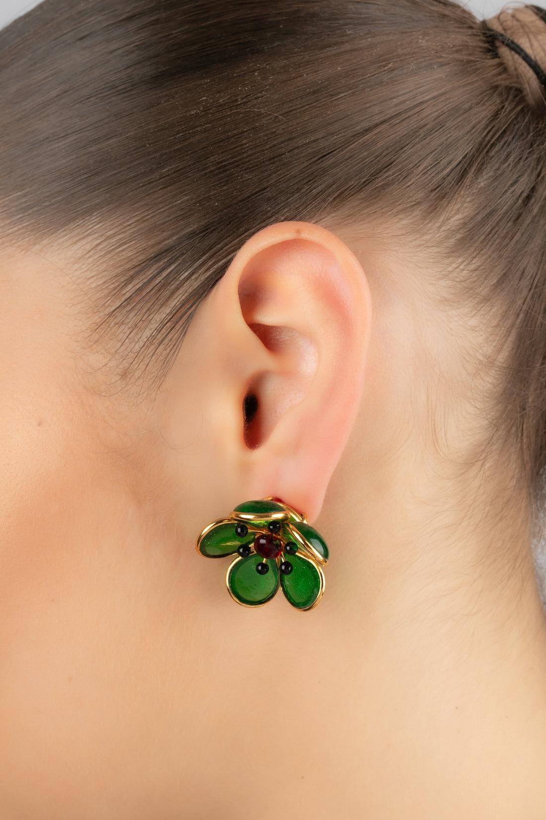 Augustine - (Made in France) Orecchini a fiore in metallo dorato con pasta di vetro.

Informazioni aggiuntive:
Condizioni: Ottime condizioni
Dimensioni: Altezza: 3 cm

Riferimento del venditore: BO266