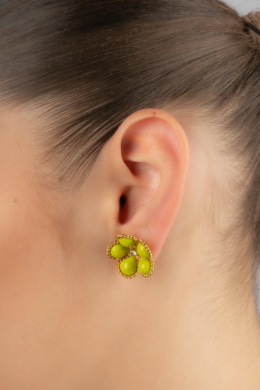 Augustine - (Made in France) Orecchini a fiore in metallo dorato con pasta di vetro e decorati con uno strass.

Informazioni aggiuntive:
Condizioni: Ottime condizioni
Dimensioni: Altezza: 2 cm

Riferimento del venditore: BO121