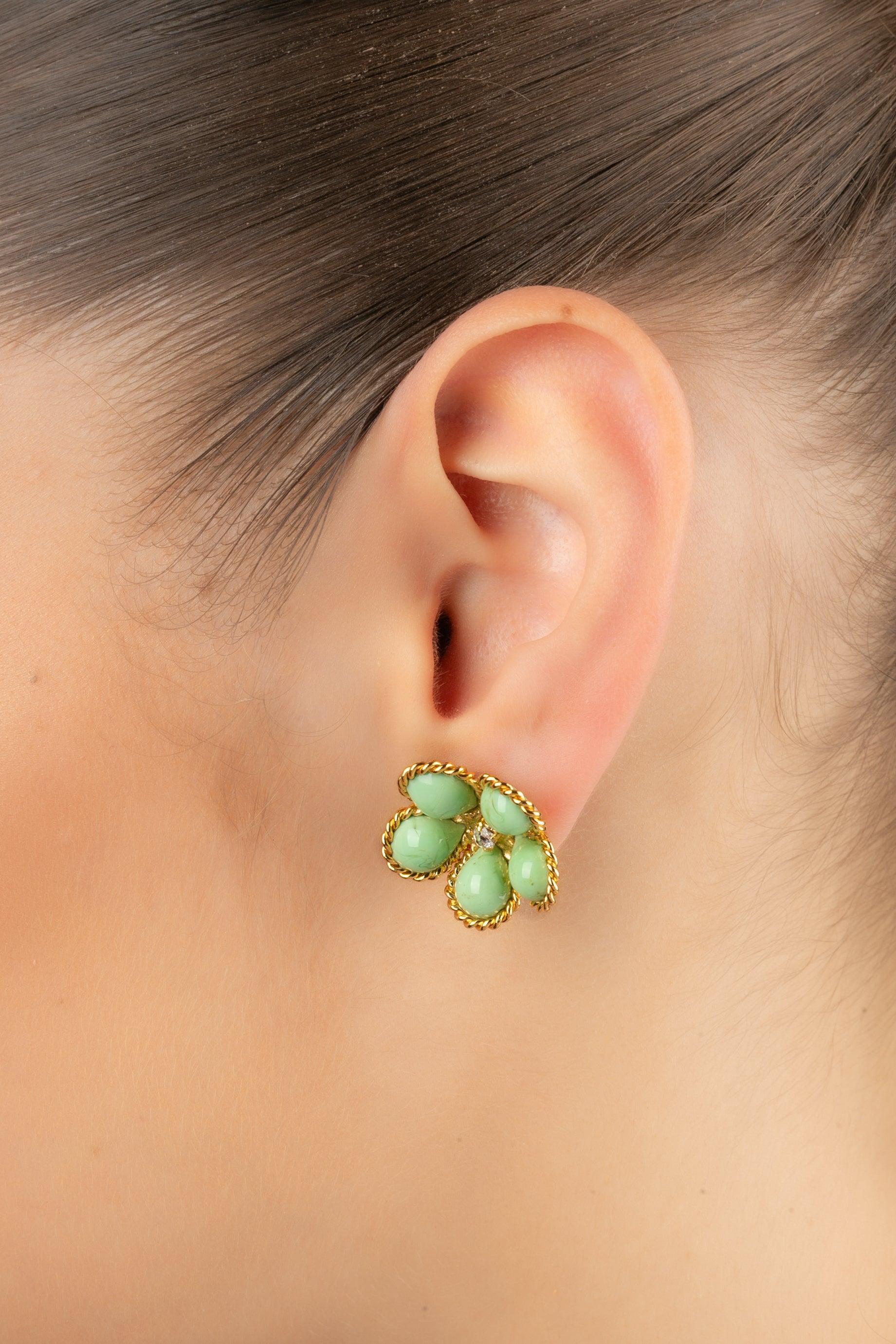 Augustine - (Made in France) Orecchini a fiore in metallo dorato con pasta di vetro e decorati con uno strass.

Informazioni aggiuntive:
Condizioni: Ottime condizioni
Dimensioni: Altezza: 2 cm

Riferimento del venditore: BO104