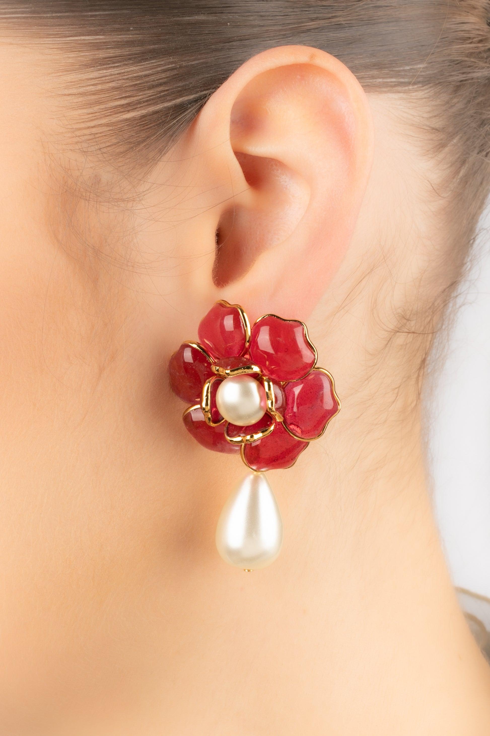 AUGUSTINE - (Made in France) Golden metal flower earrings with dark-pink glass paste and costume pearls.

Additional information:
Condition: Very good condition
Dimensions: Length: 5.5 cm

SKU:BO363