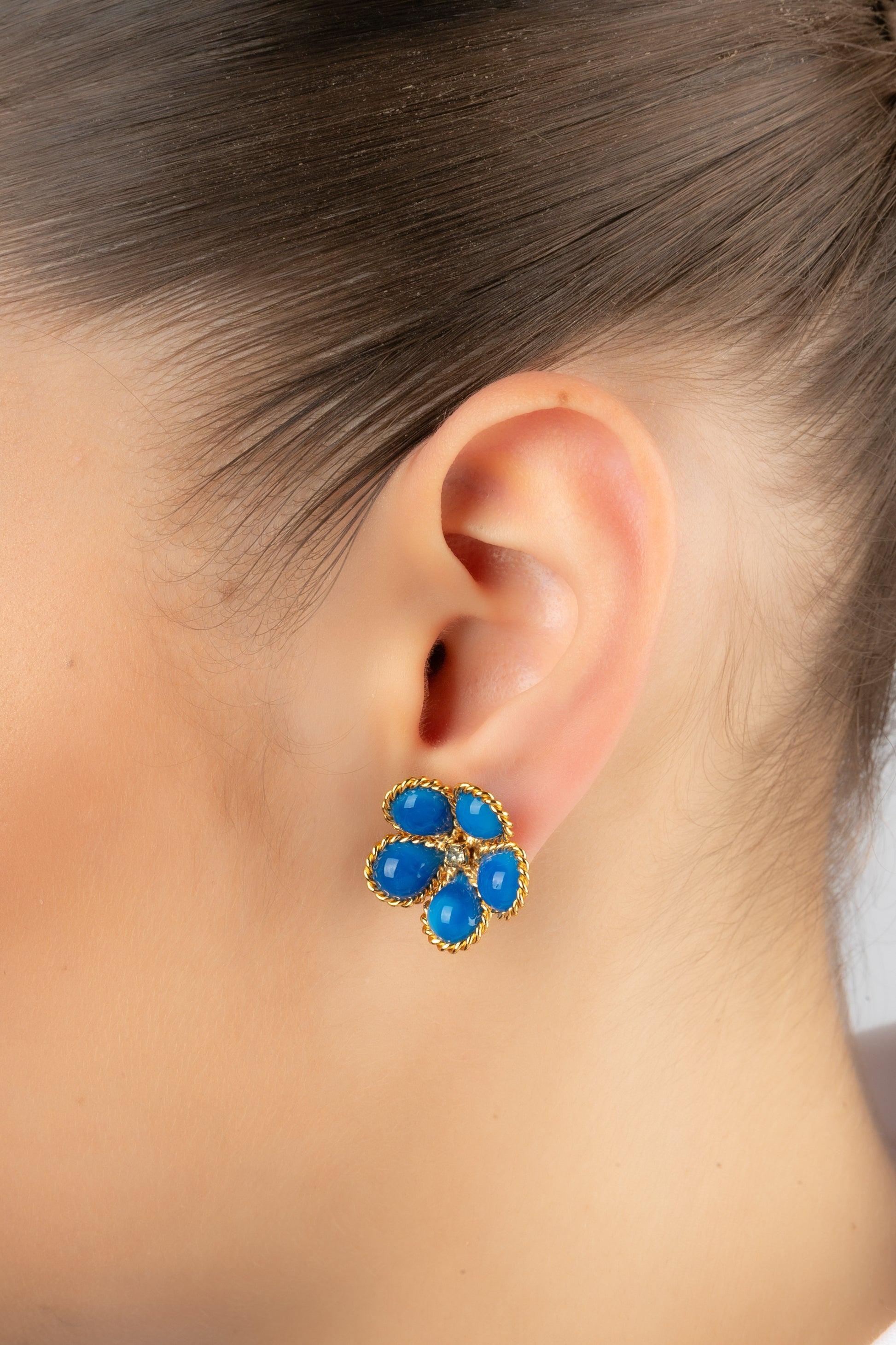 Augustine - (Made in France) Boucles d'oreilles fleurs en métal doré avec pâte de verre bleue et ornées d'un strass.

Informations complémentaires :
Condit : Très bon état.
Dimensions : Hauteur : 2 cm

Référence du vendeur : BO134