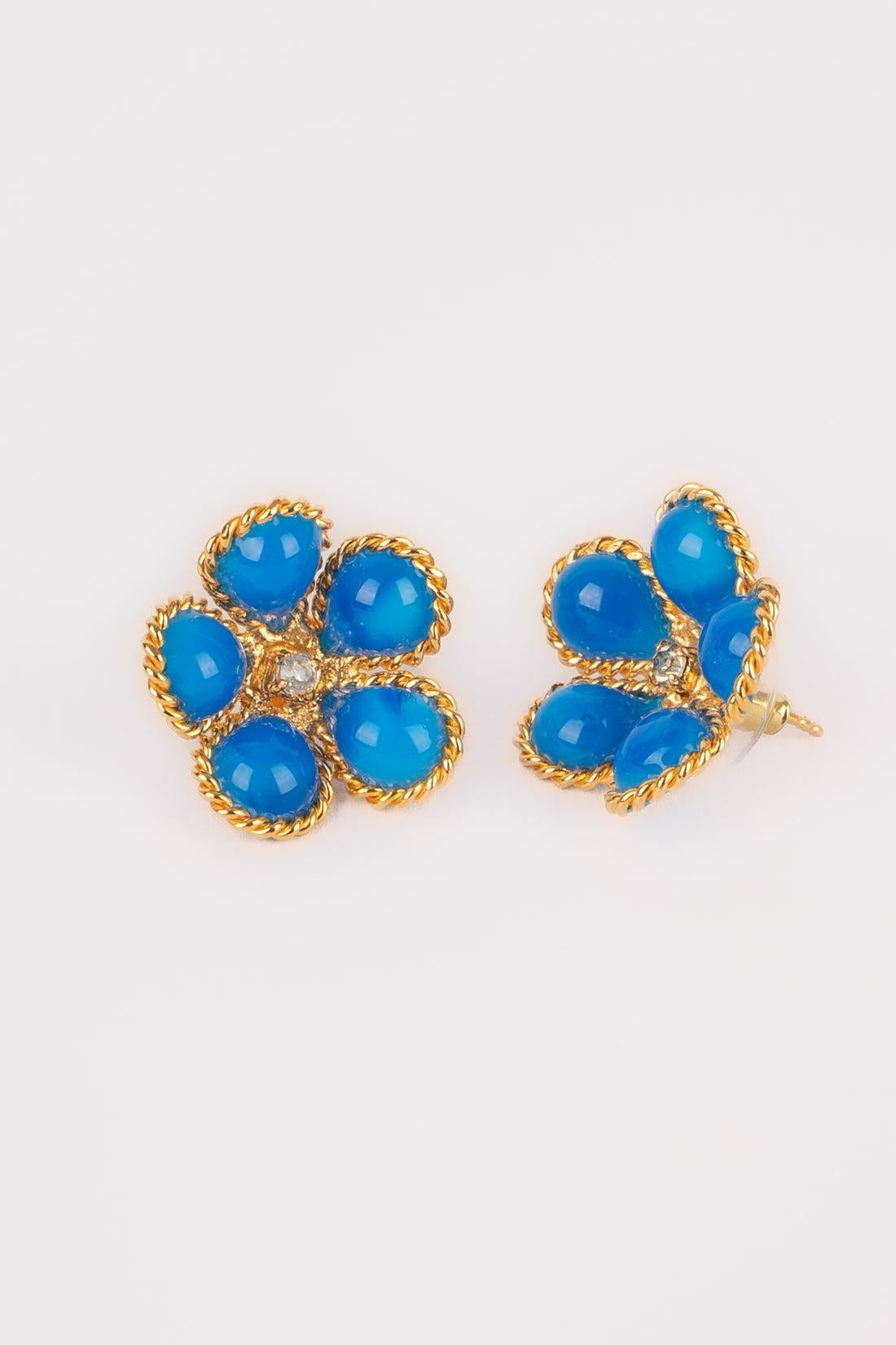 Boucles d'oreilles Augustine Fleur en métal doré avec pâte de verre bleue et strass Excellent état - En vente à SAINT-OUEN-SUR-SEINE, FR