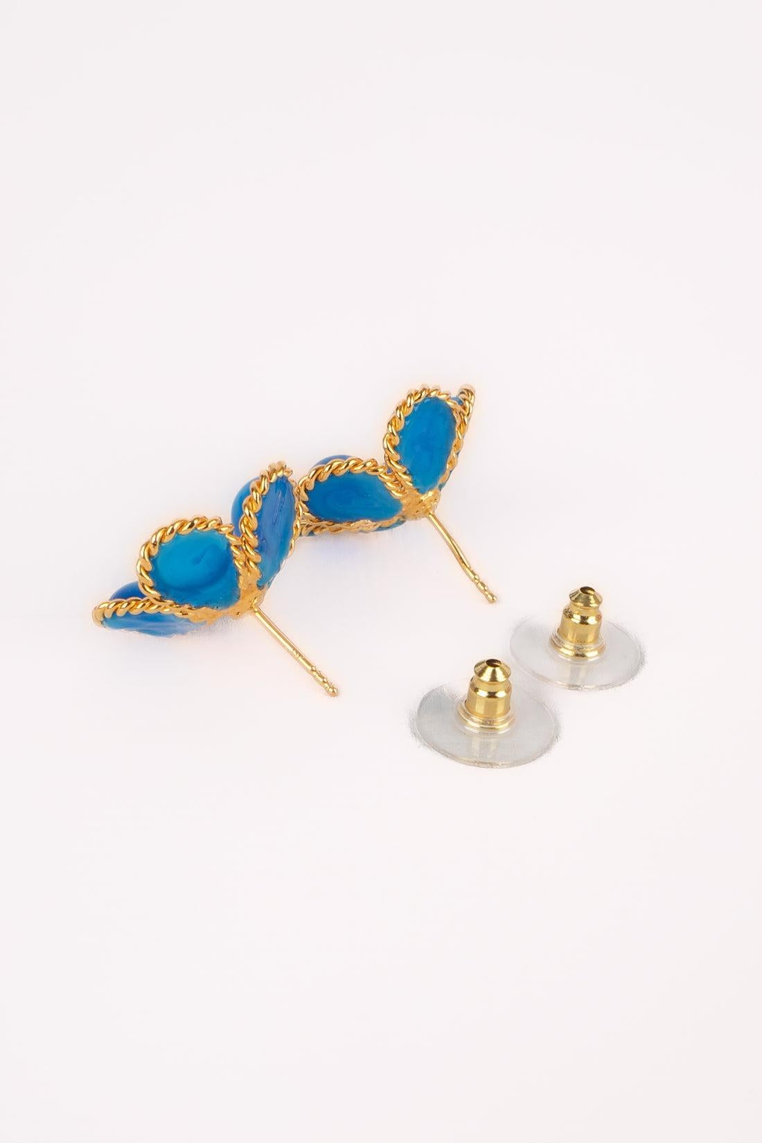 Boucles d'oreilles Augustine Fleur en métal doré avec pâte de verre bleue et strass en vente 1