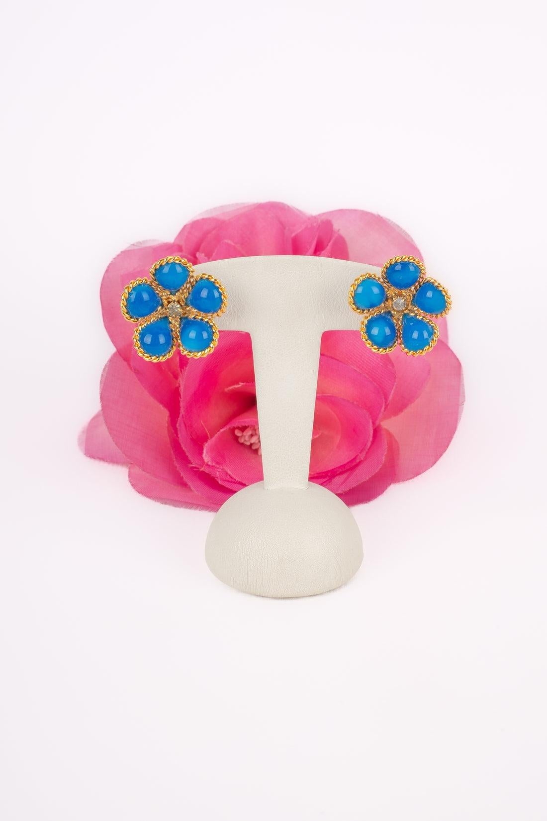 Boucles d'oreilles Augustine Fleur en métal doré avec pâte de verre bleue et strass en vente 2