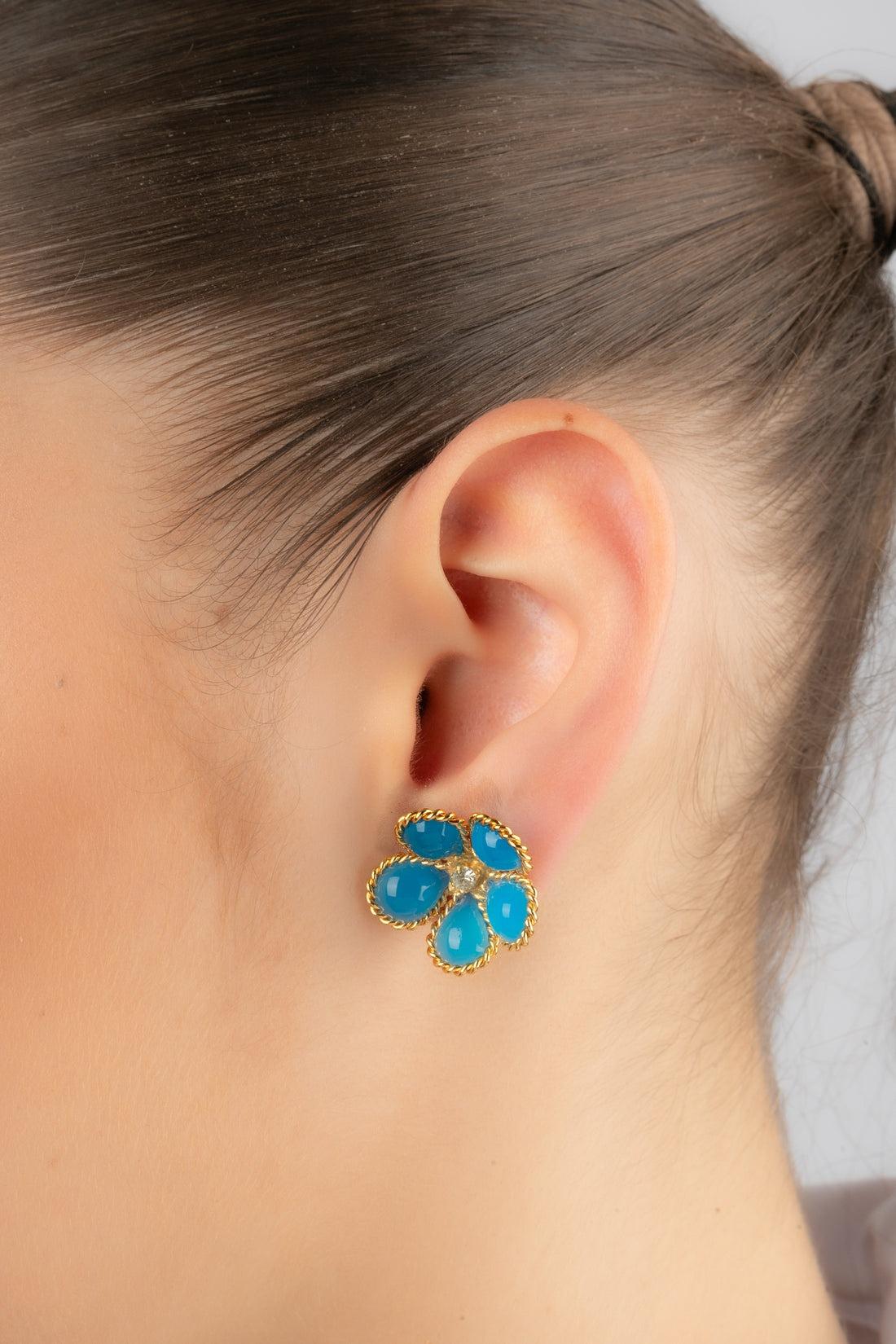 Augustine - (Made in France) Boucles d'oreilles fleurs en métal doré avec pâte de verre bleue décorée d'un strass.

Informations complémentaires :
Condit : Très bon état.
Dimensions : Hauteur : 2 cm

Référence du vendeur : BO140