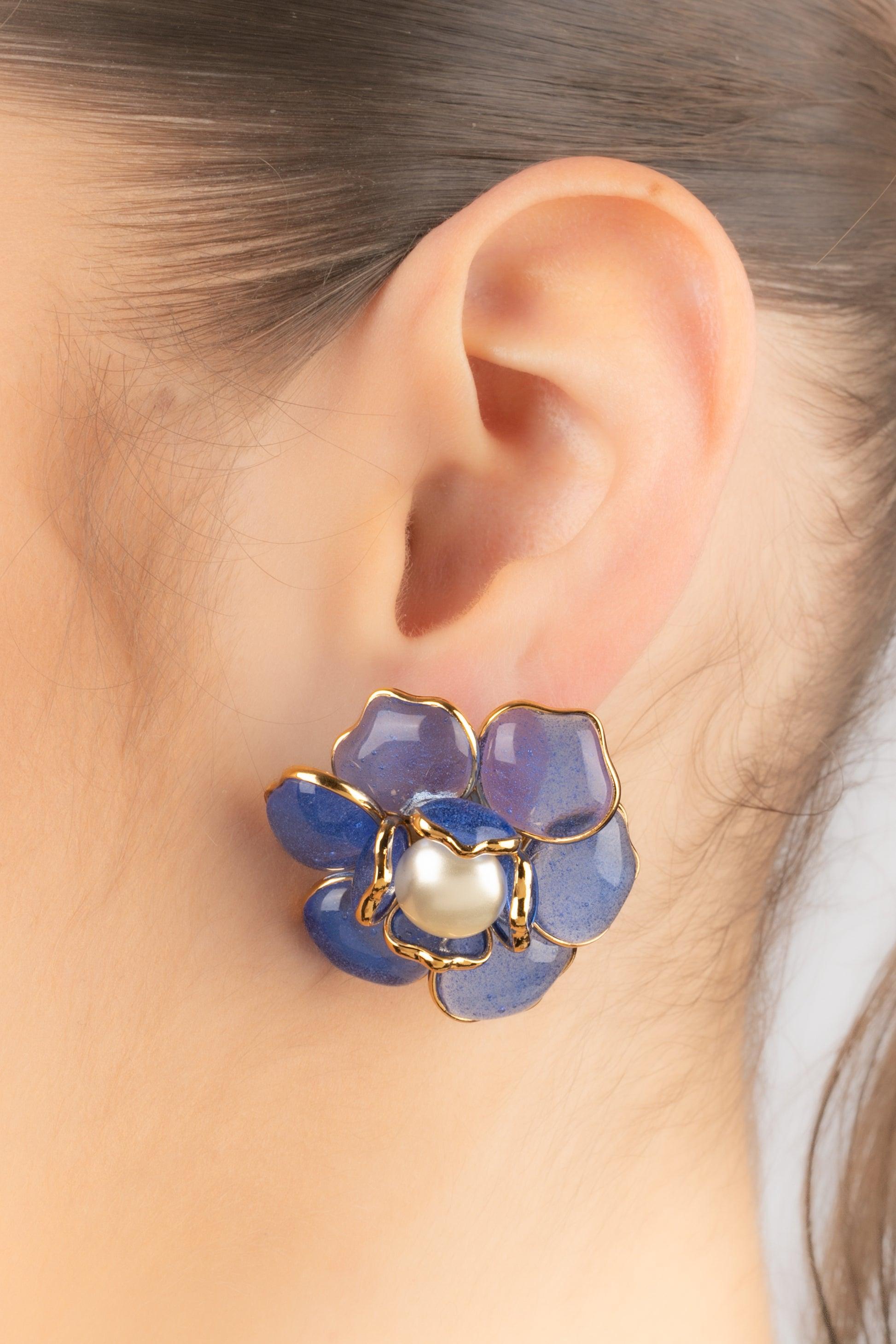Augustine - (Fabriquée en France) Boucles d'oreilles fleurs en métal doré avec pâte de verre bleue. Le cœur est un cabochon nacré fantaisie.

Informations complémentaires :
Condit : Très bon état.
Dimensions : Diamètre : 3,5 cm

Référence du vendeur