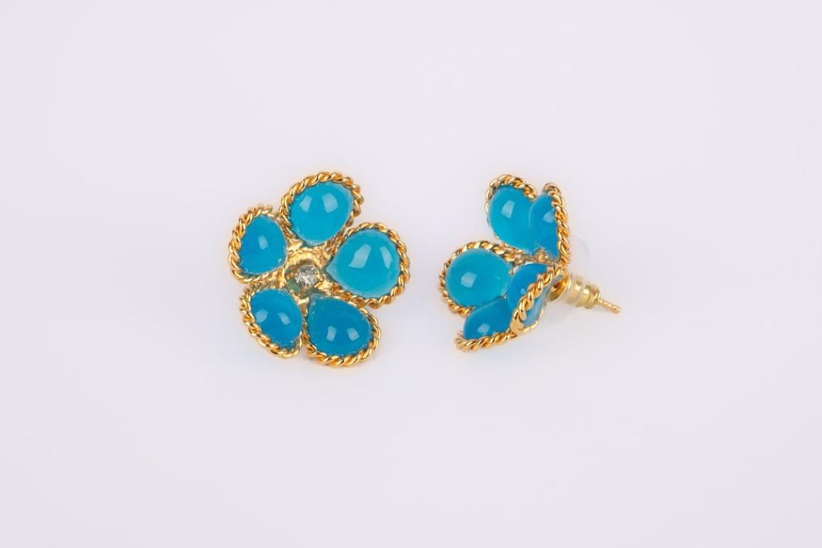 Boucles d'oreilles Augustine Fleur en métal doré avec pâte de verre bleue Excellent état - En vente à SAINT-OUEN-SUR-SEINE, FR