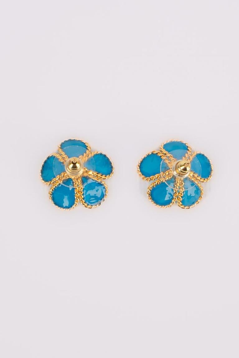 Boucles d'oreilles Augustine Fleur en métal doré avec pâte de verre bleue Pour femmes en vente