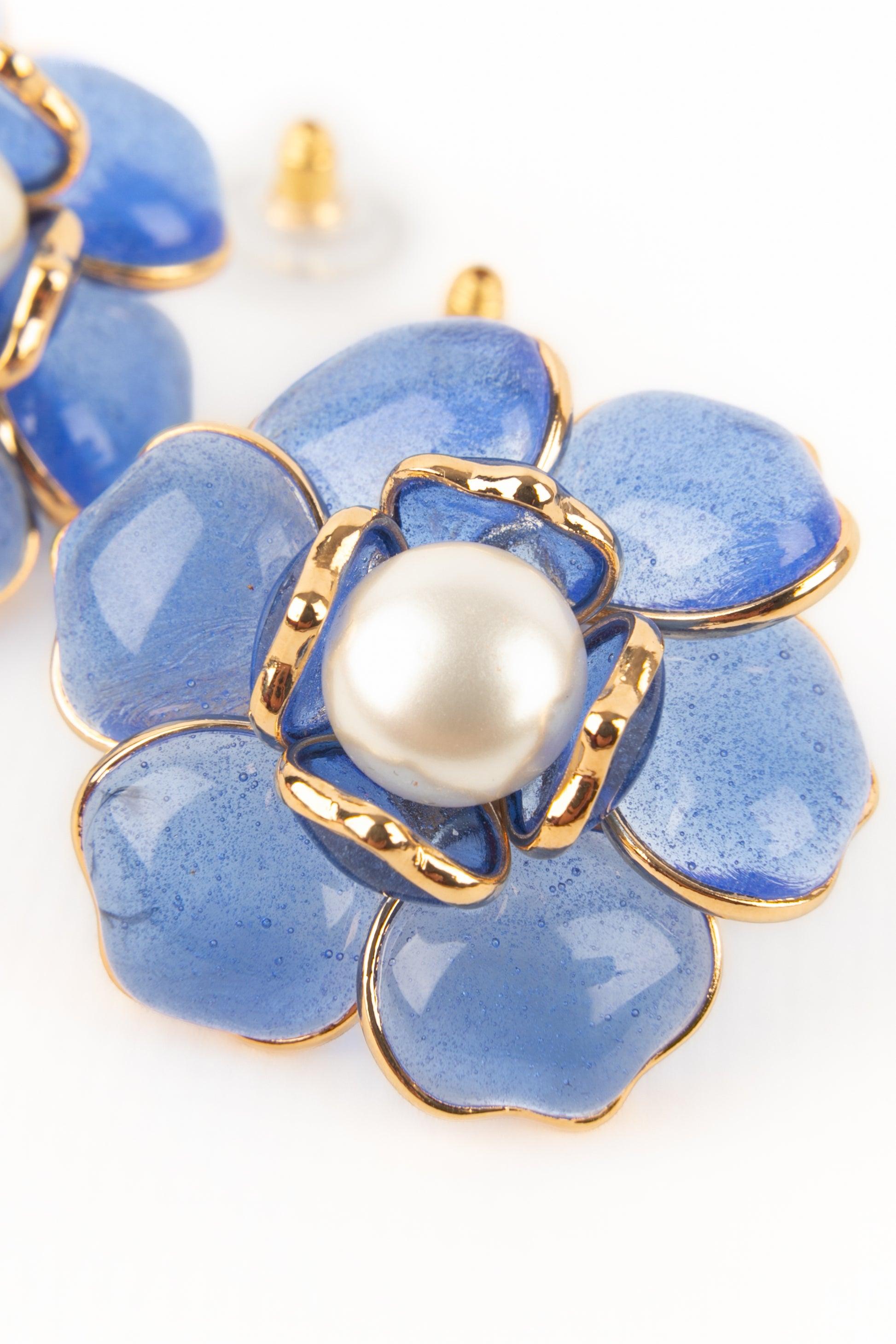 Boucles d'oreilles Augustine Fleur en métal doré avec pâte de verre bleue Pour femmes en vente
