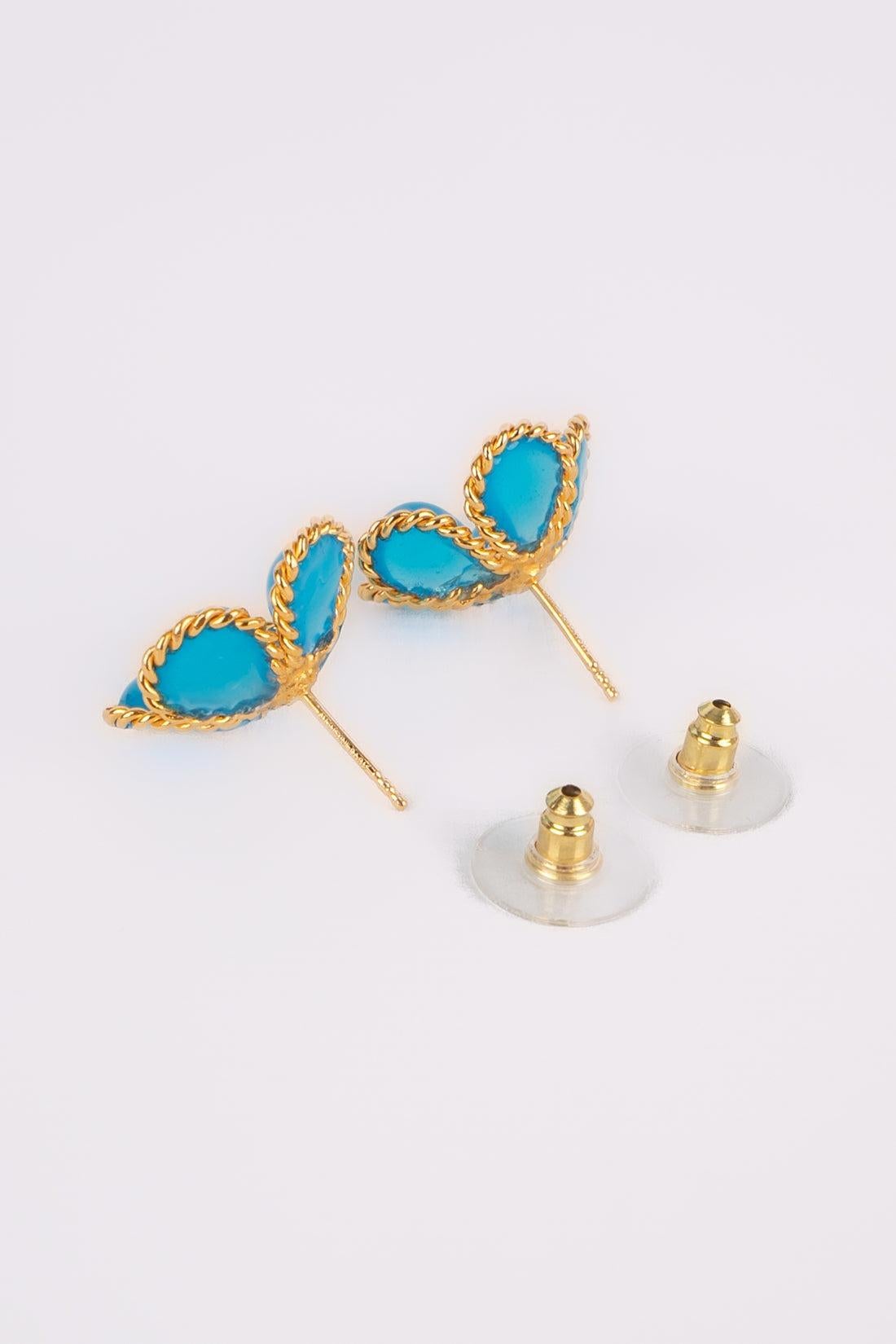 Boucles d'oreilles Augustine Fleur en métal doré avec pâte de verre bleue en vente 1