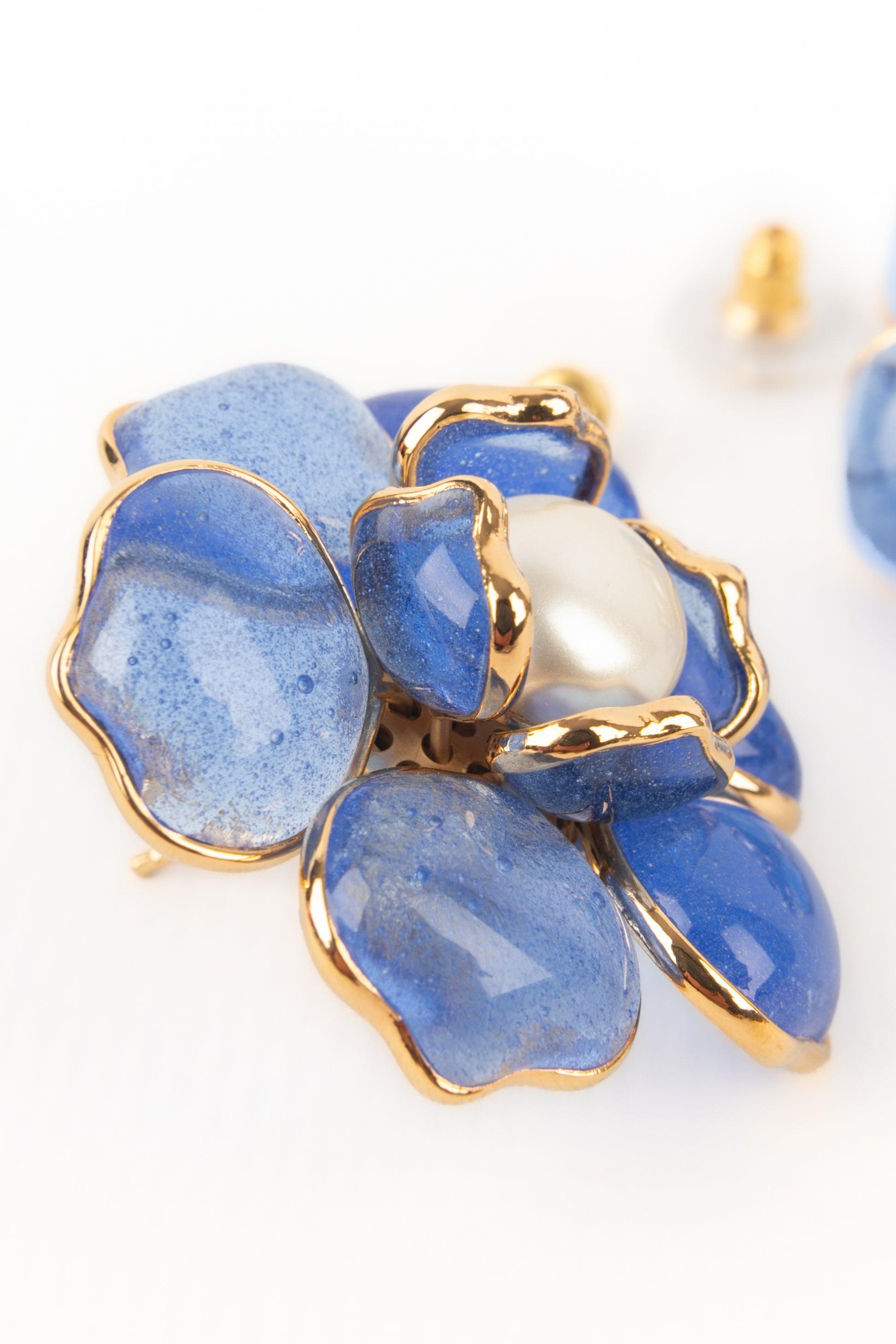 Boucles d'oreilles Augustine Fleur en métal doré avec pâte de verre bleue en vente 1