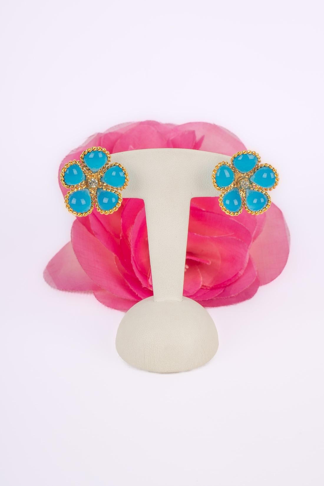 Boucles d'oreilles Augustine Fleur en métal doré avec pâte de verre bleue en vente 2